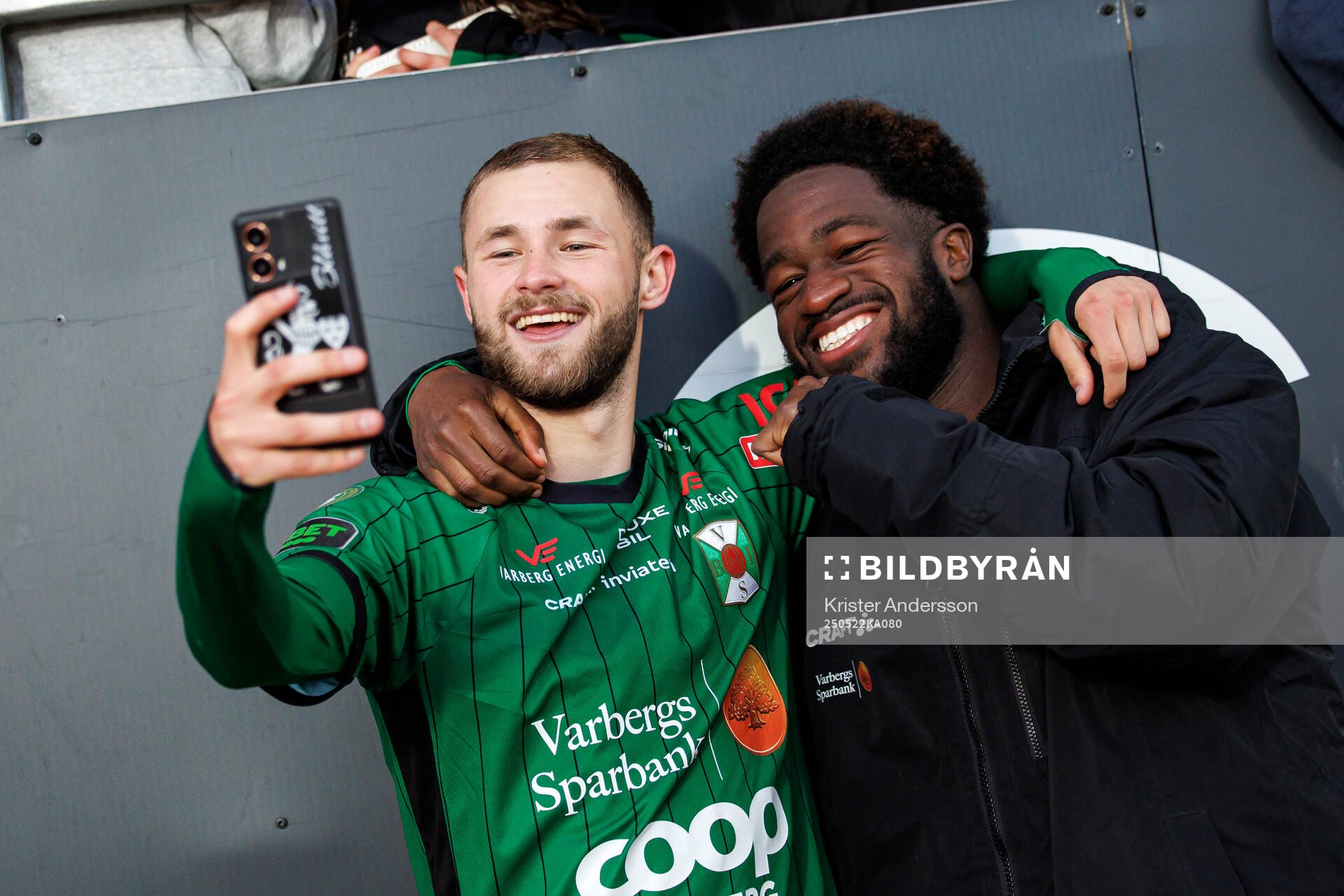 Varbergs Oliver Alfonsi och Kevin Appiah Nyarko tar en selfie efter fotbollsmatchen i Superettan mellan Varberg och Landskrona den 22 maj 2025 i Varberg.