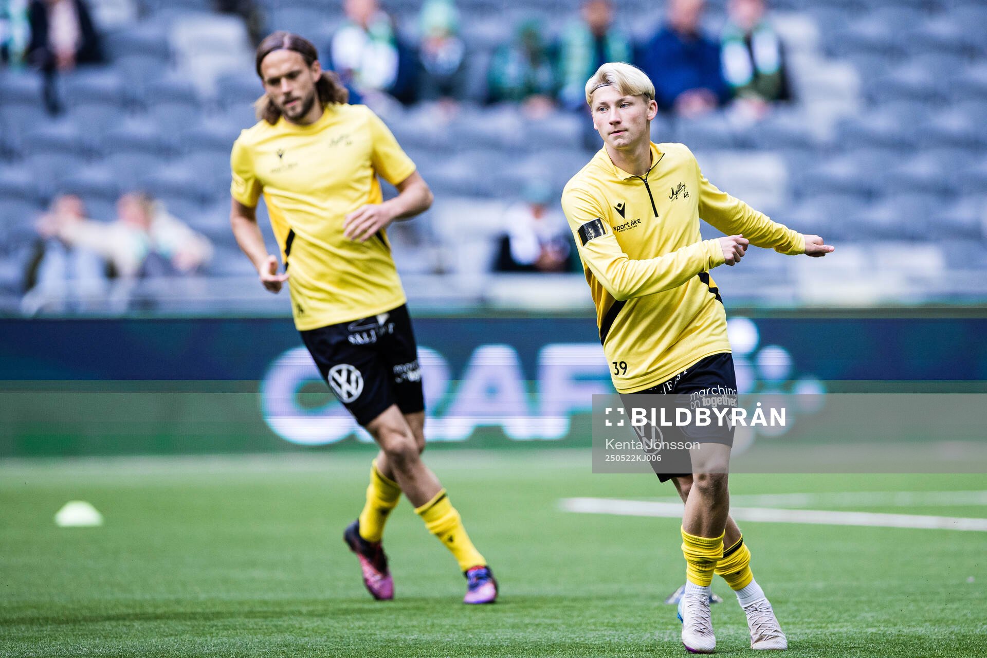 Mjällbys Romeo Leandersson under uppvärmningen inför fotbollsmatchen i Allsvenskan mellan Hammarby och Mjällby den 22 maj 2025 i Stockholm.