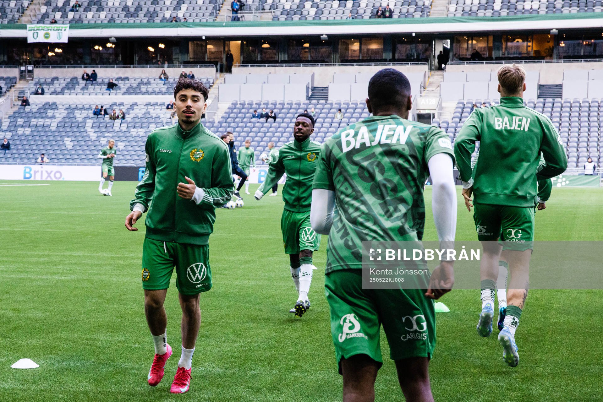 Hammarbys Sebastian Tounekti, Shaquille Pinas och Paulos Abraham under uppvärmningen inför fotbollsmatchen i Allsvenskan mellan Hammarby och Mjällby den 22 maj 2025 i Stockholm.