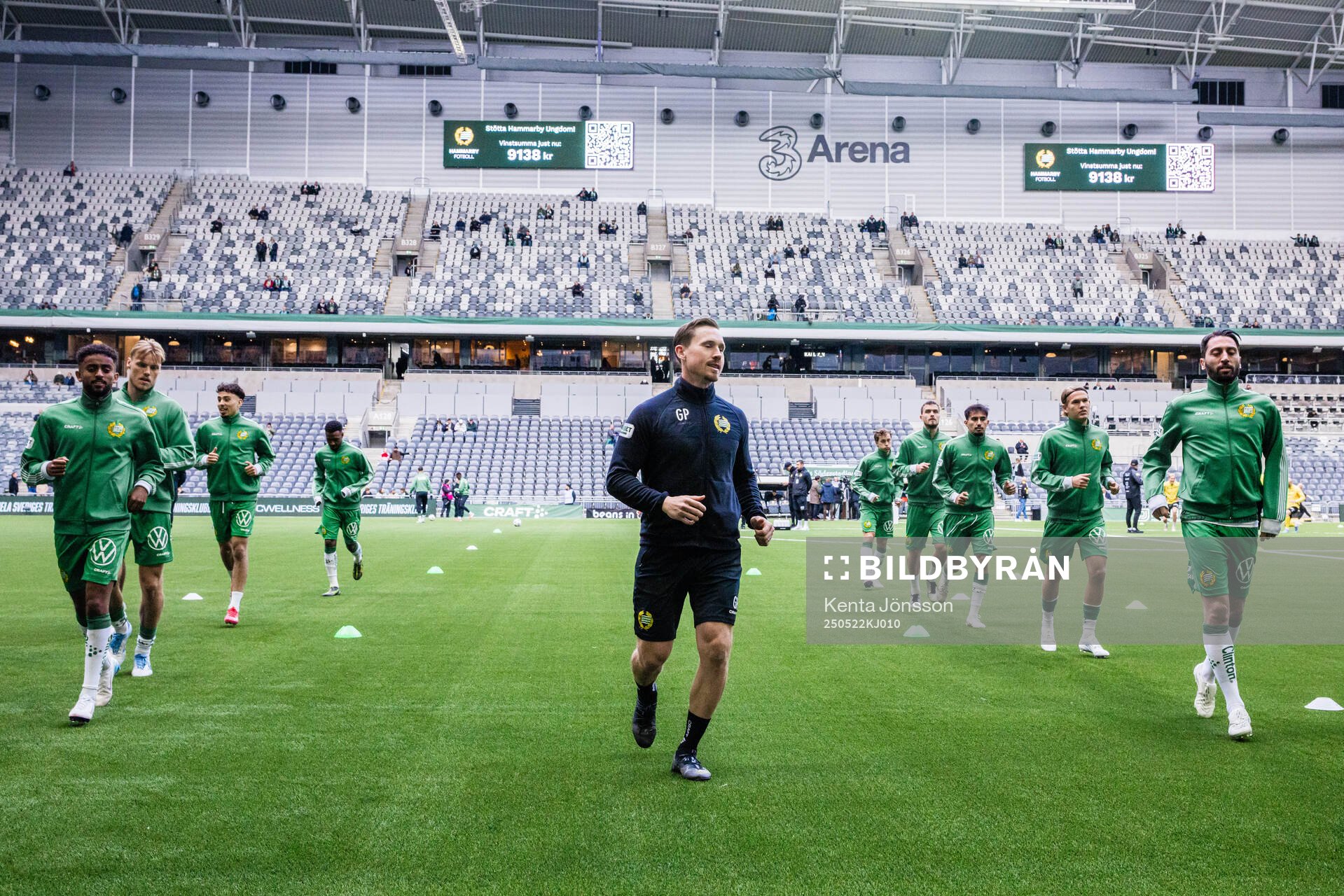 ammarbys fystränare Gustav Pettersson med spelare under uppvärmningen inför fotbollsmatchen i Allsvenskan mellan Hammarby och Mjällby den 22 maj 2025 i Stockholm.