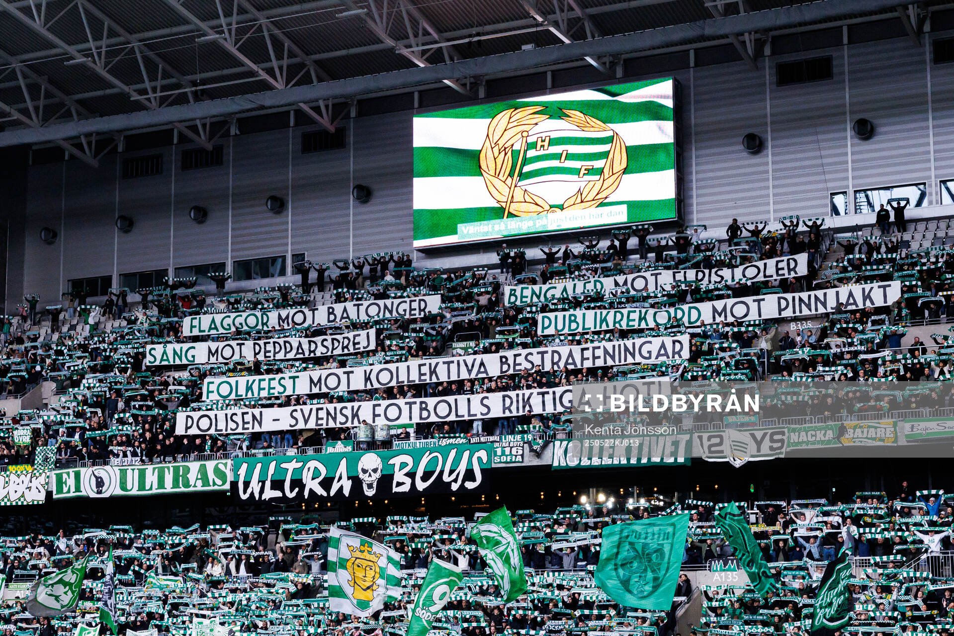 Hammarbys supportrar med banderoller