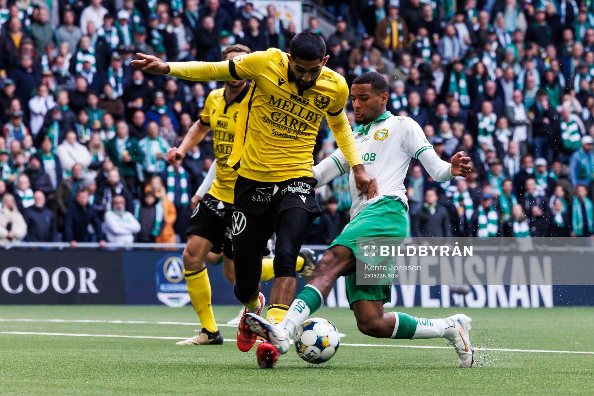 Mjällbys Abdullah Iqbal och Hammarbys Paulos Abraham under fotbollsmatchen i Allsvenskan mellan Hammarby och Mjällby den 22 maj 2025 i Stockholm.