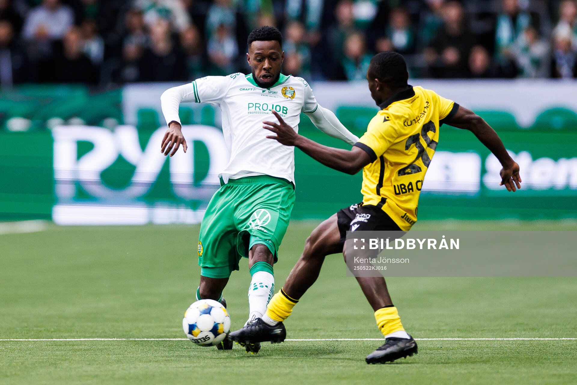 Hammarbys Shaquille Pinas och Mjällbys Uba Charles Nwokoma under fotbollsmatchen i Allsvenskan mellan Hammarby och Mjällby den 22 maj 2025 i Stockholm.