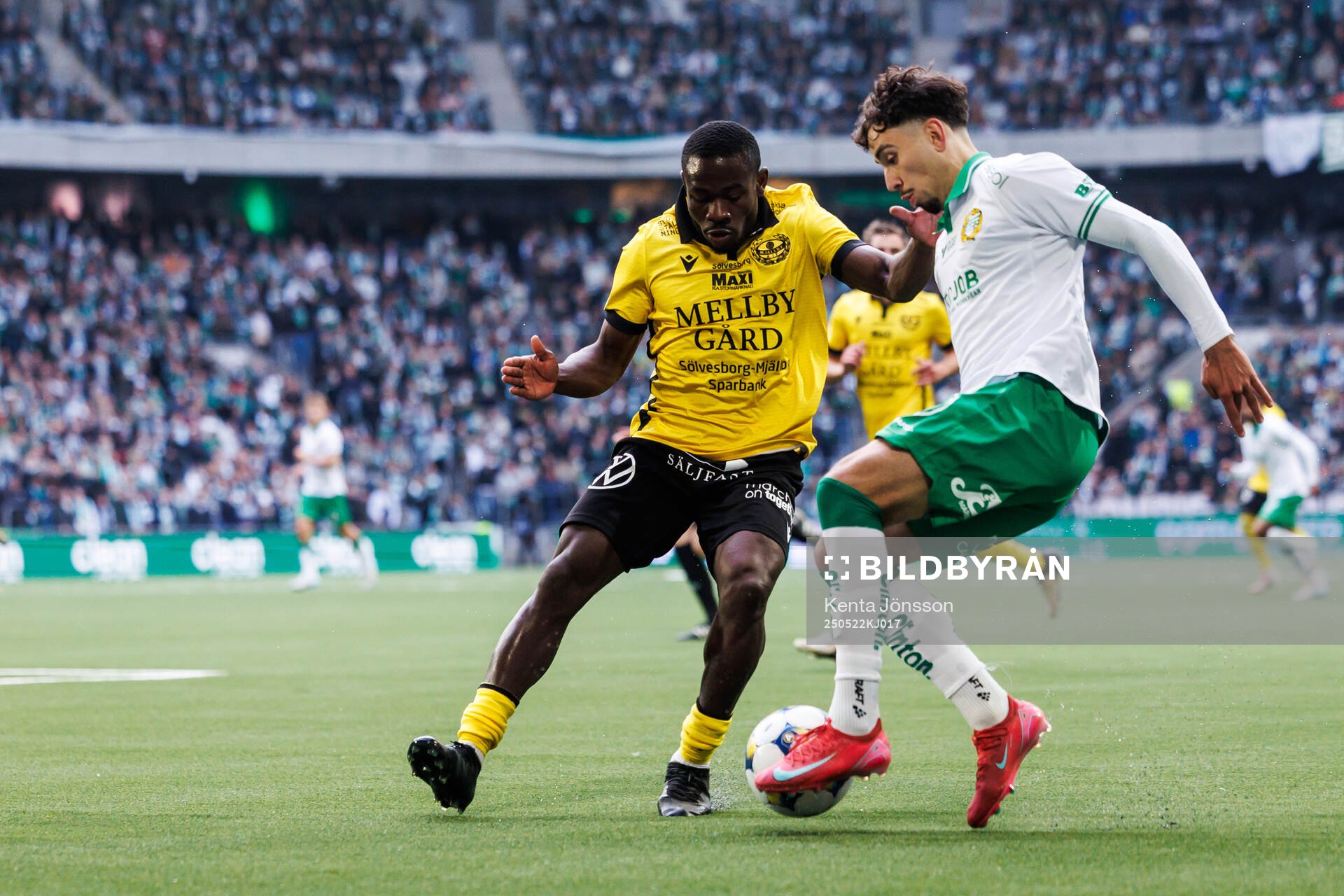 Mjällbys Uba Charles Nwokoma och Hammarbys Sebastian Tounekti under fotbollsmatchen i Allsvenskan mellan Hammarby och Mjällby den 22 maj 2025 i Stockholm.
