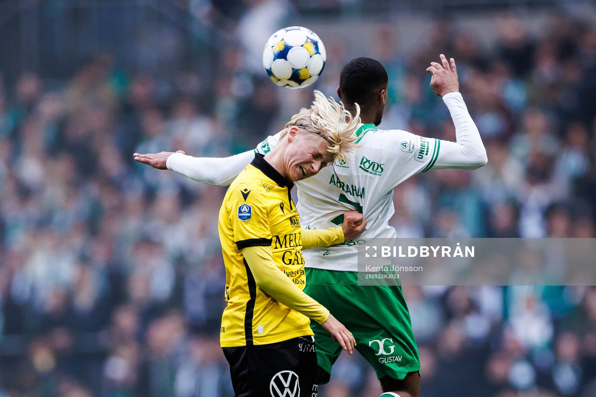 Mjällbys Romeo Leandersson och Hammarbys Paulos Abraham under fotbollsmatchen i Allsvenskan mellan Hammarby och Mjällby den 22 maj 2025 i Stockholm.