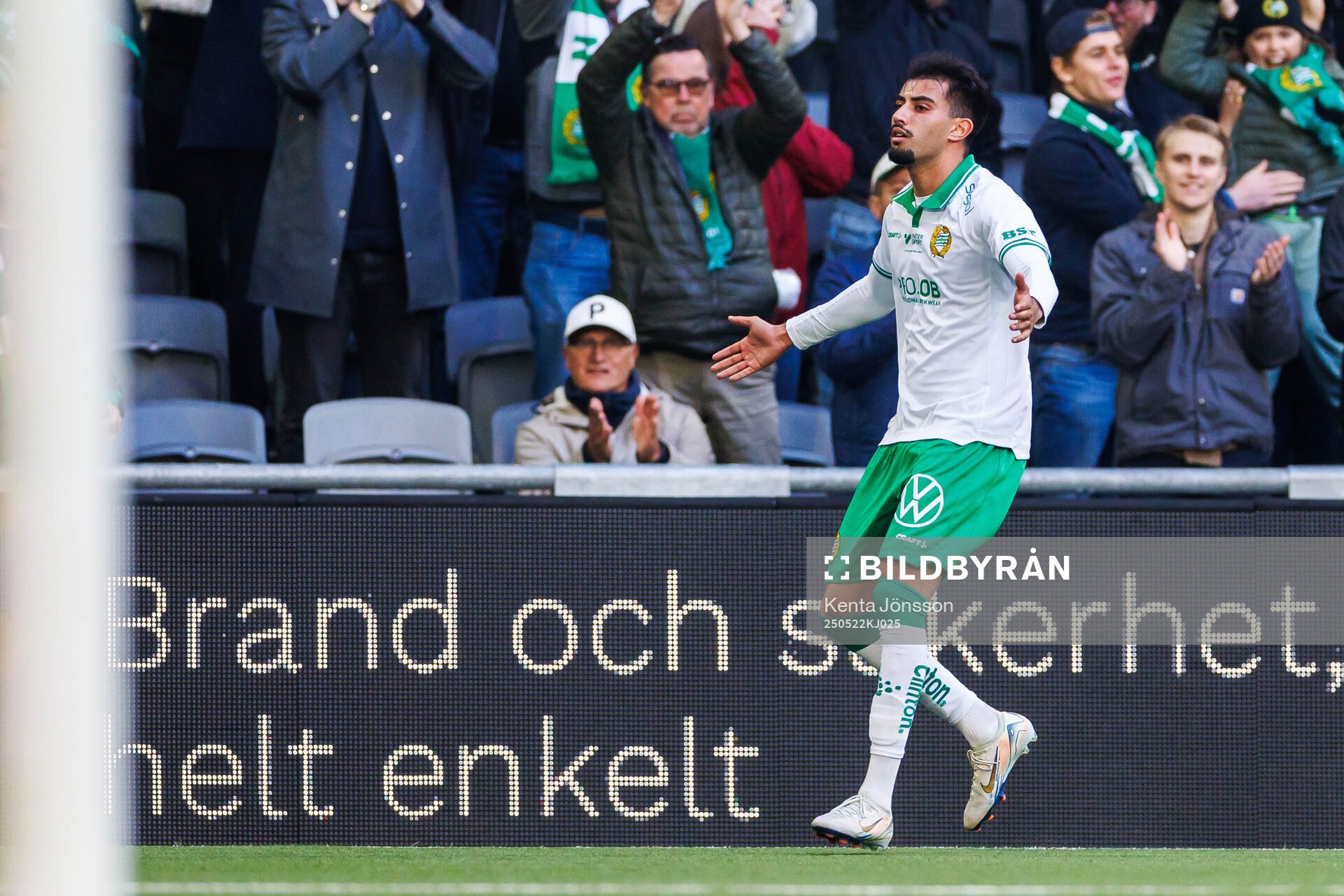 Hammarbys Montader Madjed jublar efter 1-1 under fotbollsmatchen i Allsvenskan mellan Hammarby och Mjällby den 22 maj 2025 i Stockholm. 