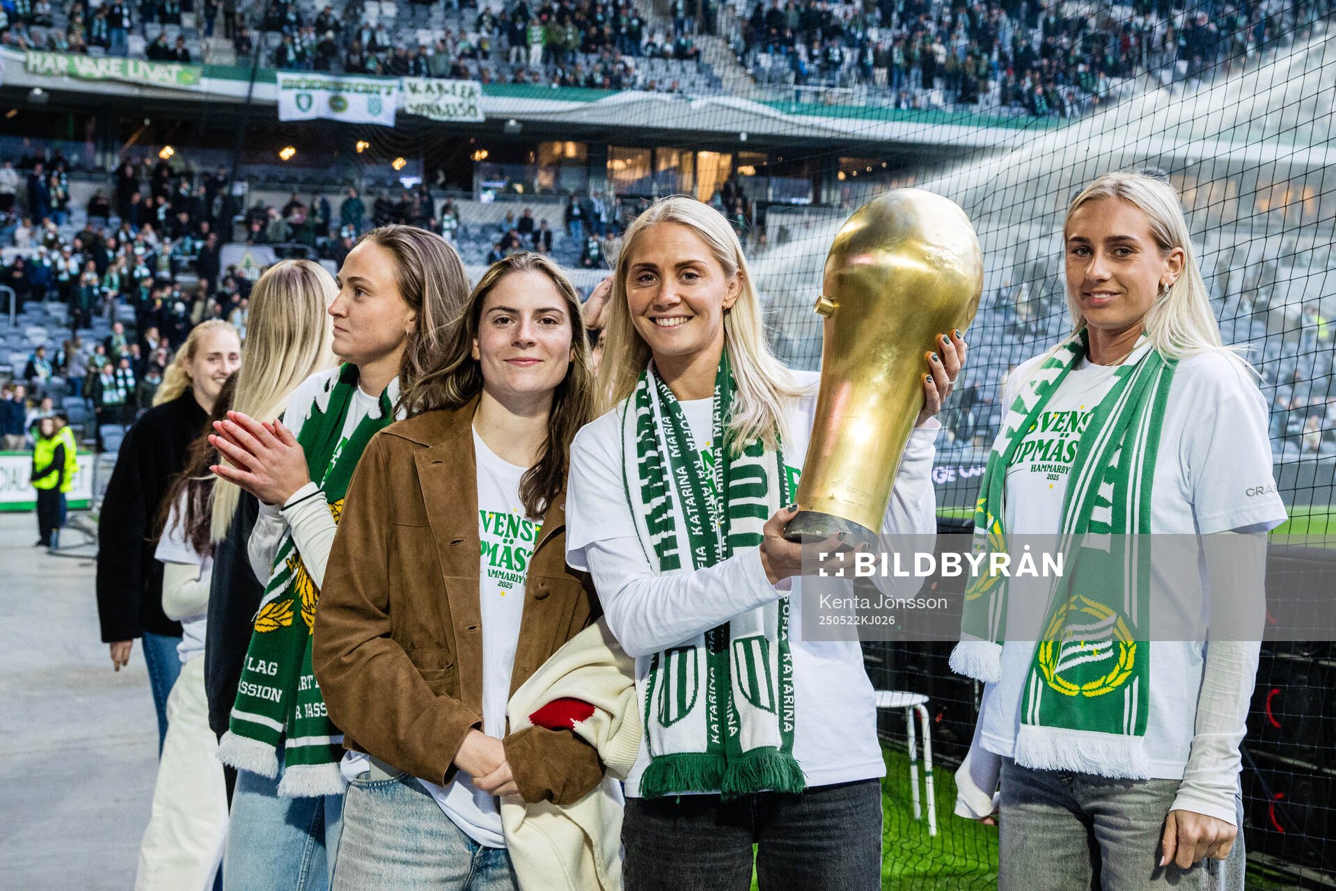 Smilla Vallotto, Alice Carlsson och Ellen Wangerheim från Hammarbys damlag, nyblivna svenska cupmästare, hyllas under fotbollsmatchen i Allsvenskan mellan Hammarby och Mjällby den 22 maj 2025 i Stockholm.