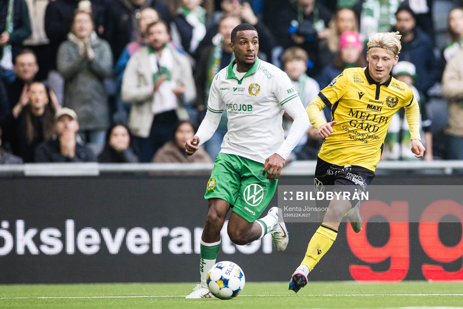 Hammarbys Paulos Abraham och Mjällbys Romeo Leandersson under fotbollsmatchen i Allsvenskan mellan Hammarby och Mjällby den 22 maj 2025 i Stockholm.