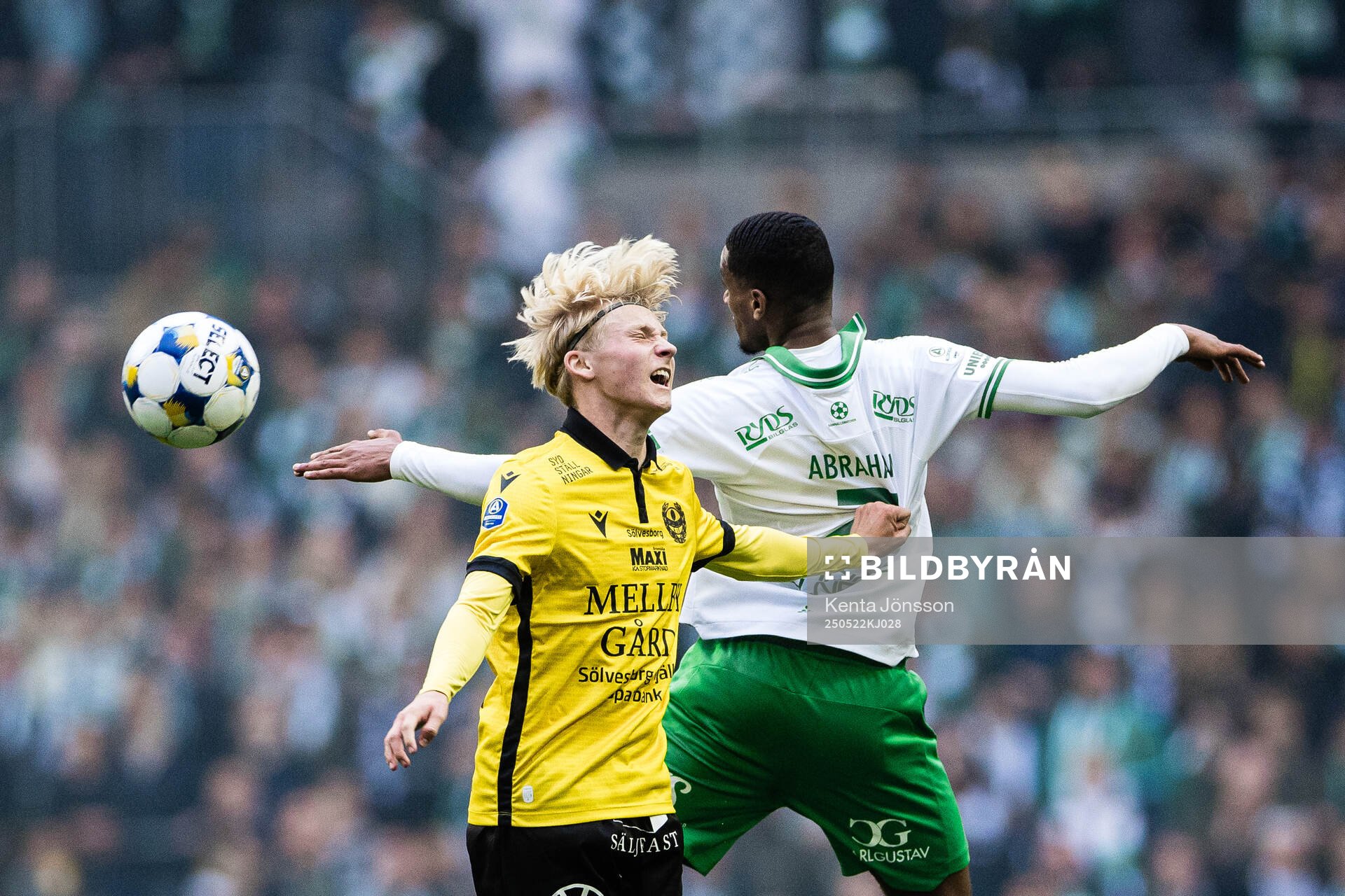 Mjällbys Romeo Leandersson och Hammarbys Paulos Abraham under fotbollsmatchen i Allsvenskan mellan Hammarby och Mjällby den 22 maj 2025 i Stockholm.