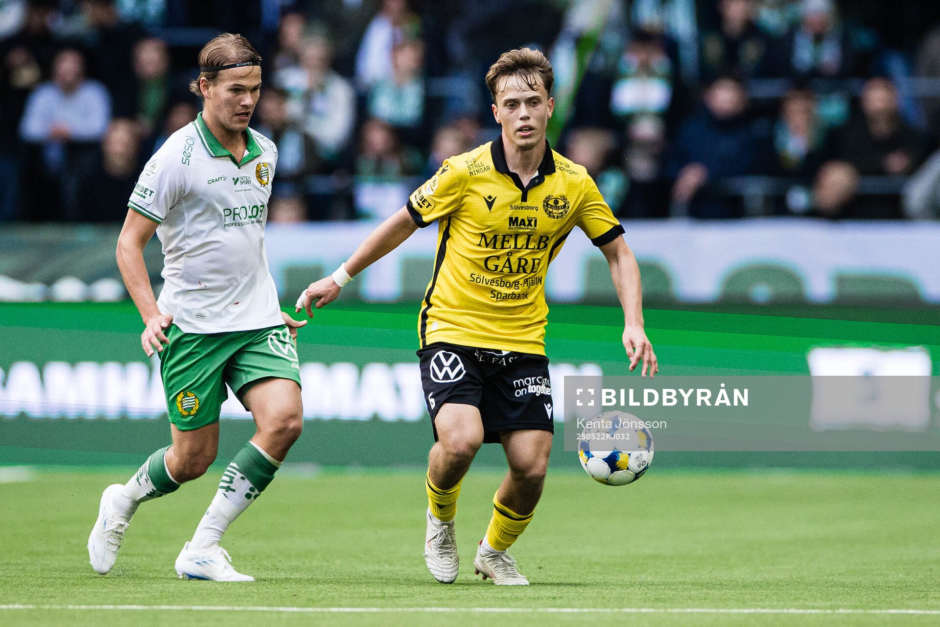 Hammarbys Markus Karlsson och Mjällbys Ludwig Malachowski Thorell under fotbollsmatchen i Allsvenskan mellan Hammarby och Mjällby den 22 maj 2025 i Stockholm.