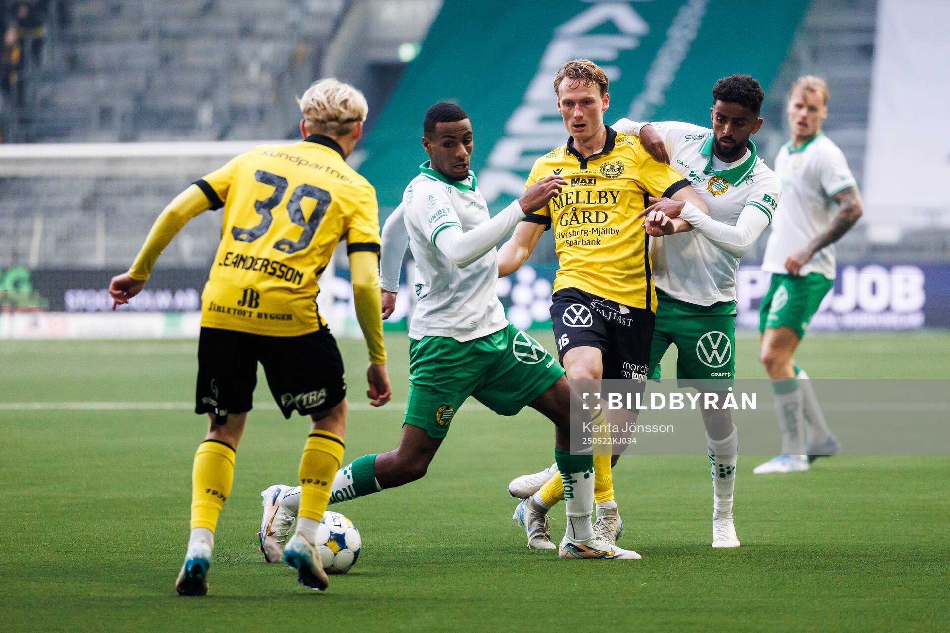 Hammarbys Paulos Abraham och Tesfaldet Tekie mot Mjällbys Romeo Leandersson och Alexander Johansson under fotbollsmatchen i Allsvenskan mellan Hammarby och Mjällby den 22 maj 2025 i Stockholm.