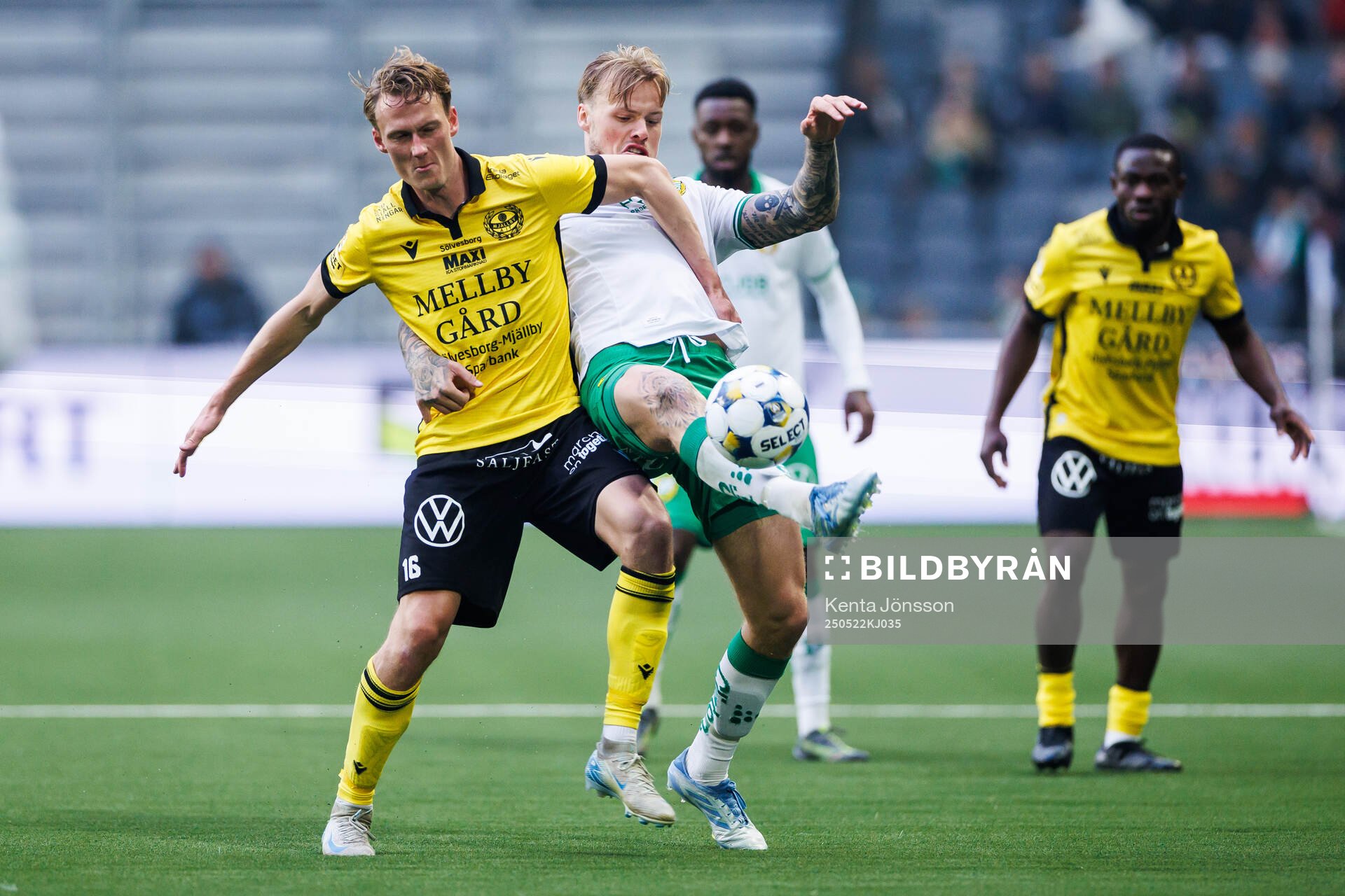 Mjällbys Alexander Johansson och Hammarbys Victor Eriksson under fotbollsmatchen i Allsvenskan mellan Hammarby och Mjällby den 22 maj 2025 i Stockholm.