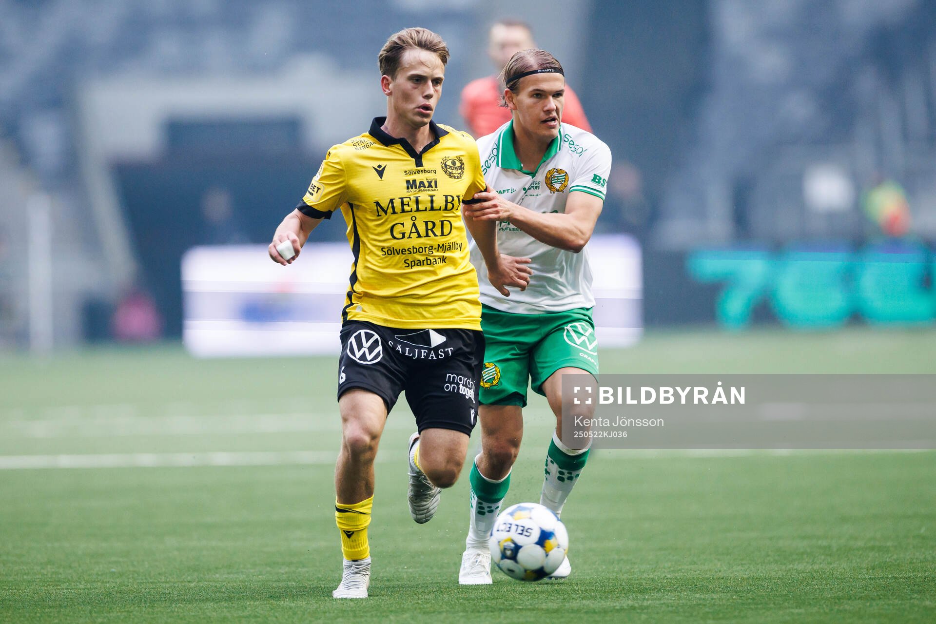 Mjällbys Ludwig Malachowski Thorell och Hammarbys Markus Karlsson under fotbollsmatchen i Allsvenskan mellan Hammarby och Mjällby den 22 maj 2025 i Stockholm.