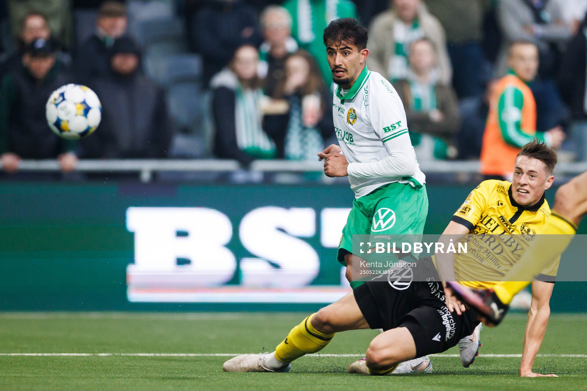 Hammarbys Montader Madjed och Mjällbys Elliot Stroud under fotbollsmatchen i Allsvenskan mellan Hammarby och Mjällby den 22 maj 2025 i Stockholm.