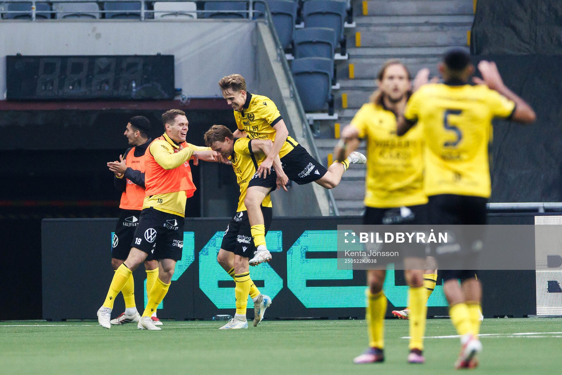 Mjällbys Alexander Johansson jublar efter 1-2 under fotbollsmatchen i Allsvenskan mellan Hammarby och Mjällby den 22 maj 2025 i Stockholm. 