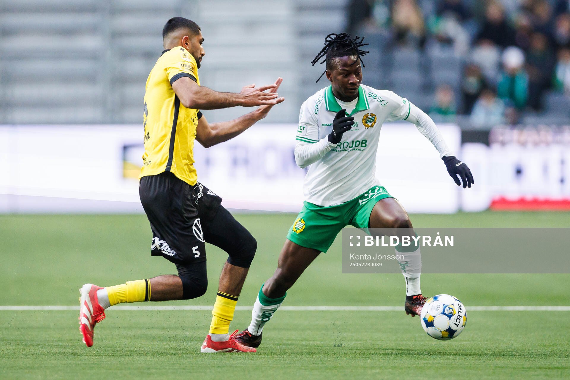 Mjällbys Abdullah Iqbal och Hammarbys Moise Elohim Victoire Kabore under fotbollsmatchen i Allsvenskan mellan Hammarby och Mjällby den 22 maj 2025 i Stockholm.