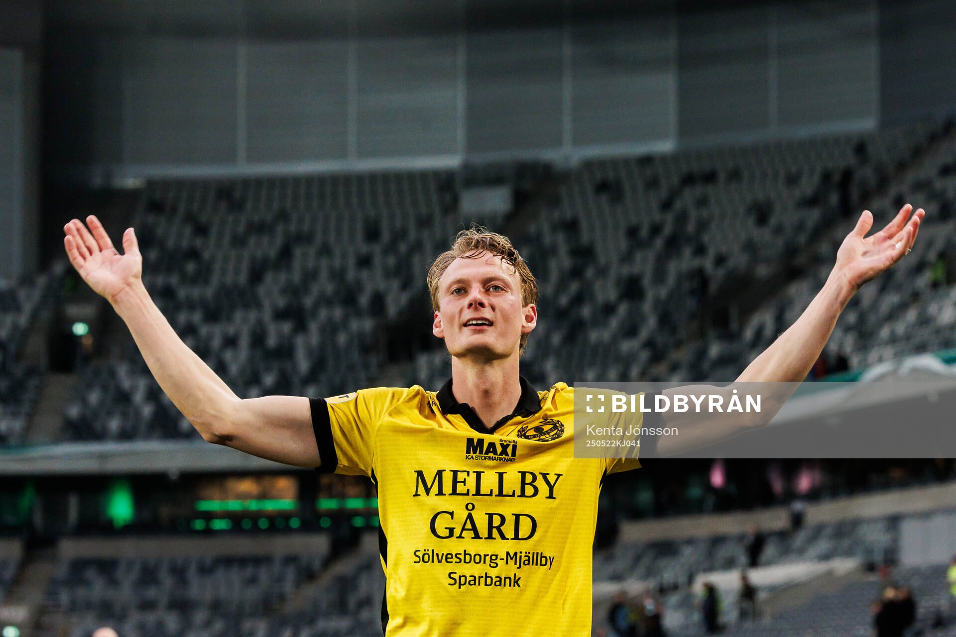 Mjällbys Alexander Johansson jublar efter fotbollsmatchen i Allsvenskan mellan Hammarby och Mjällby den 22 maj 2025 i Stockholm. 