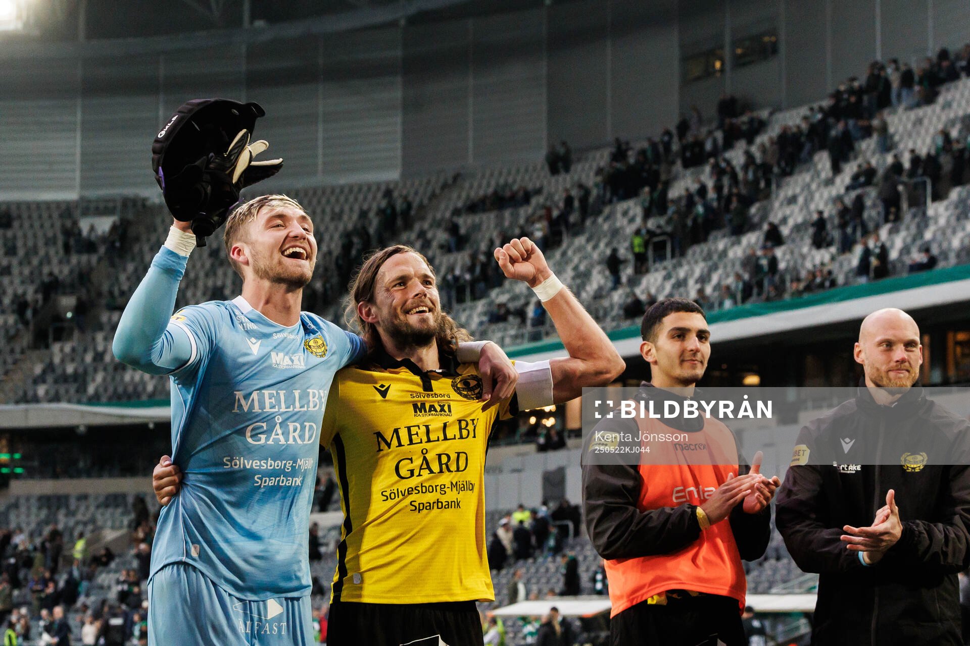 Mjällbys Noel Törnqvist och Tom Pettersson jublar efter fotbollsmatchen i Allsvenskan mellan Hammarby och Mjällby den 22 maj 2025 i Stockholm.