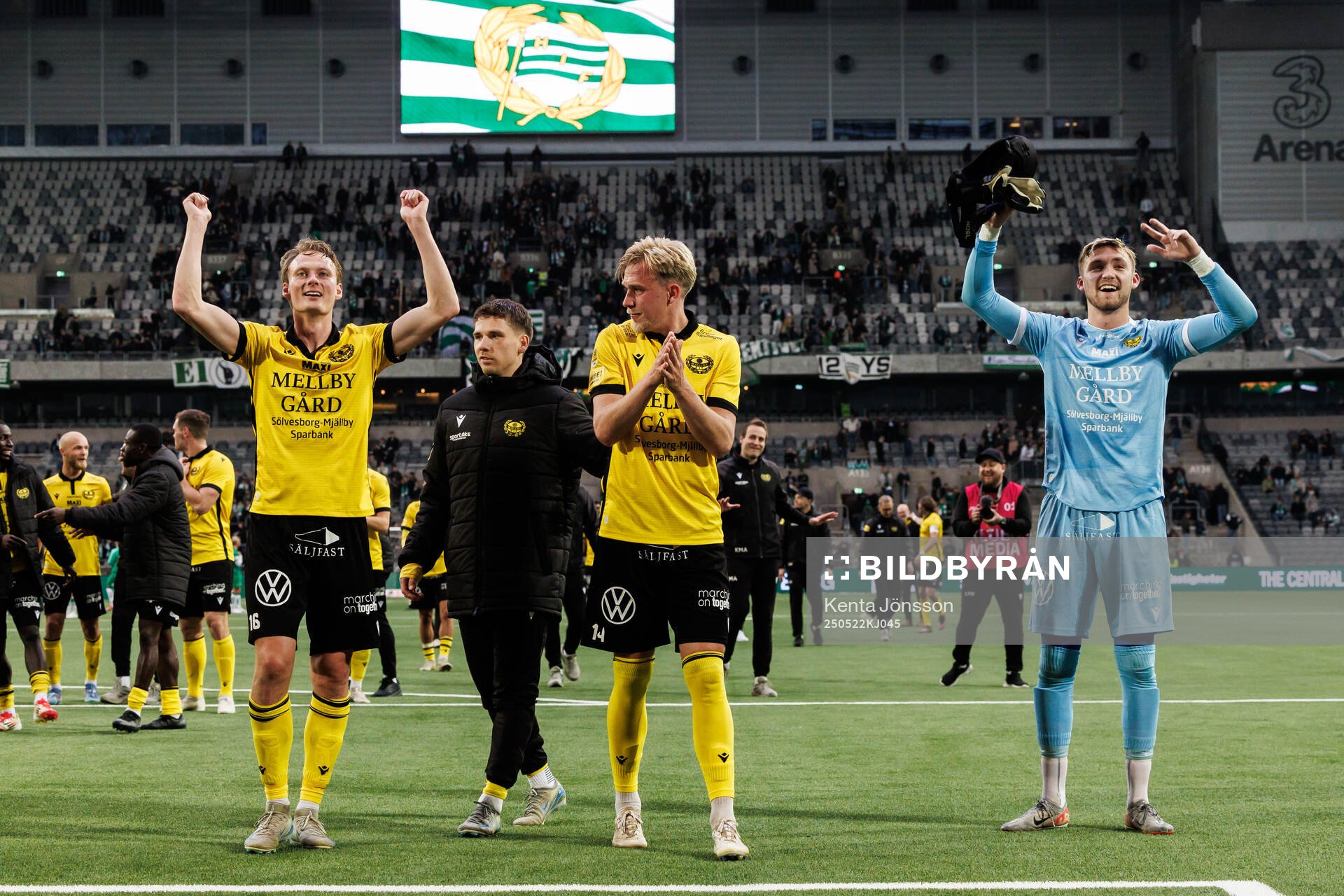 Alexander Johansson, Herman Johansson och målvakt Noel Törnqvist jublar efter fotbollsmatchen i Allsvenskan mellan Hammarby och Mjällby den 22 maj 2025 i Stockholm.