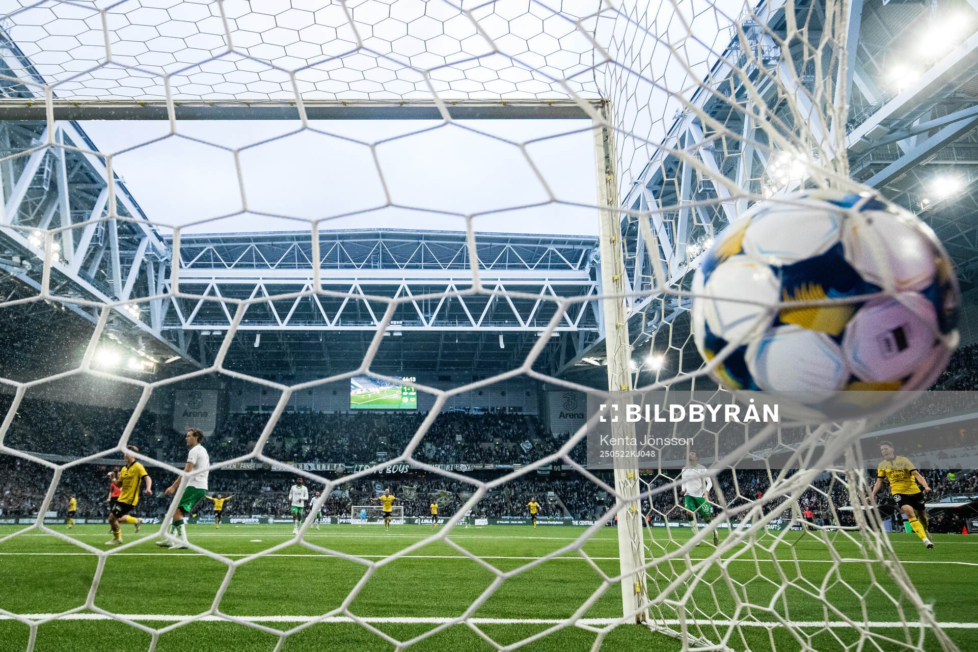 Mjällbys Alexander Johansson gör 1-2 under fotbollsmatchen i Allsvenskan mellan Hammarby och Mjällby den 22 maj 2025 i Stockholm. 