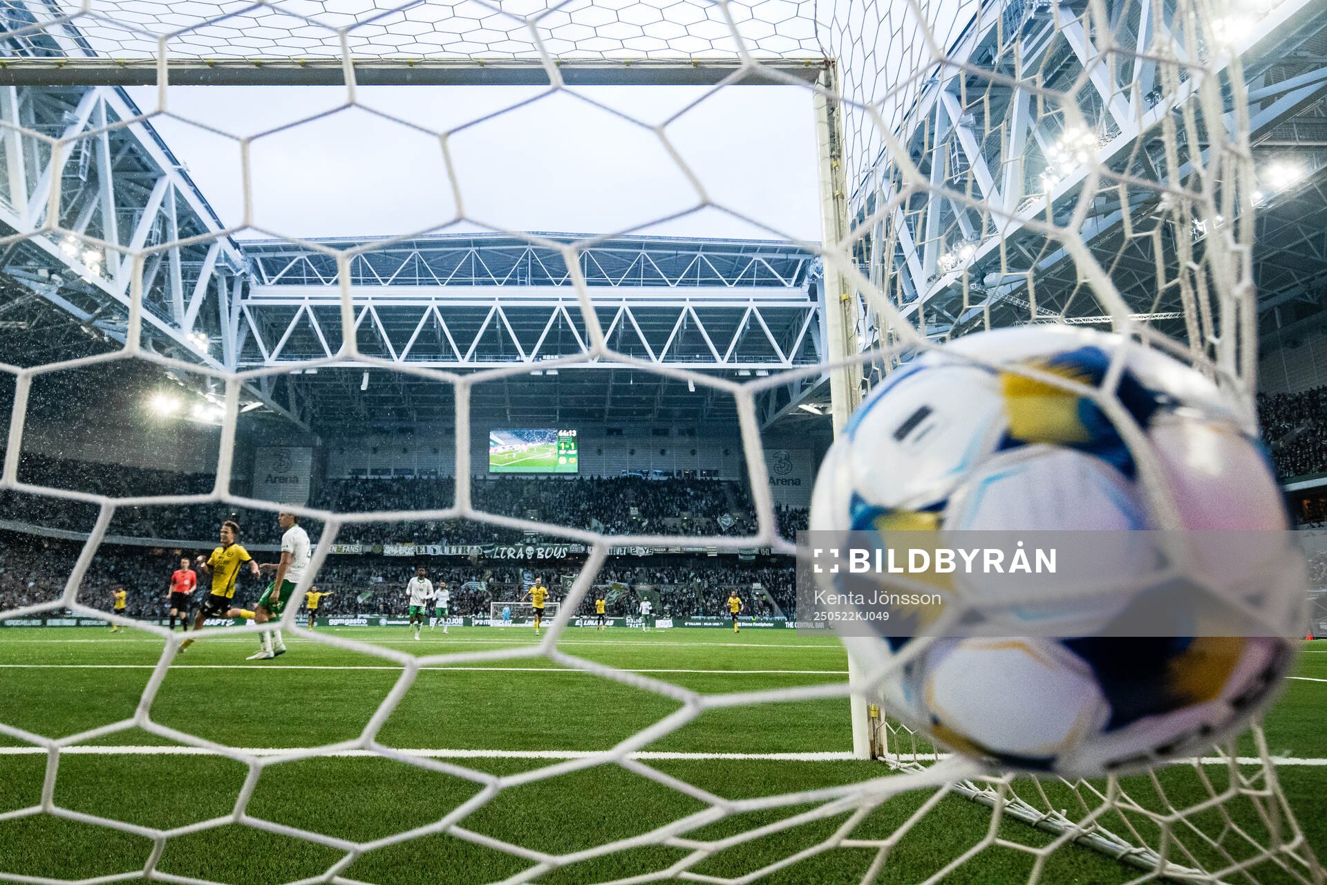 Mjällbys Alexander Johansson gör 1-2 under fotbollsmatchen i Allsvenskan mellan Hammarby och Mjällby den 22 maj 2025 i Stockholm. 