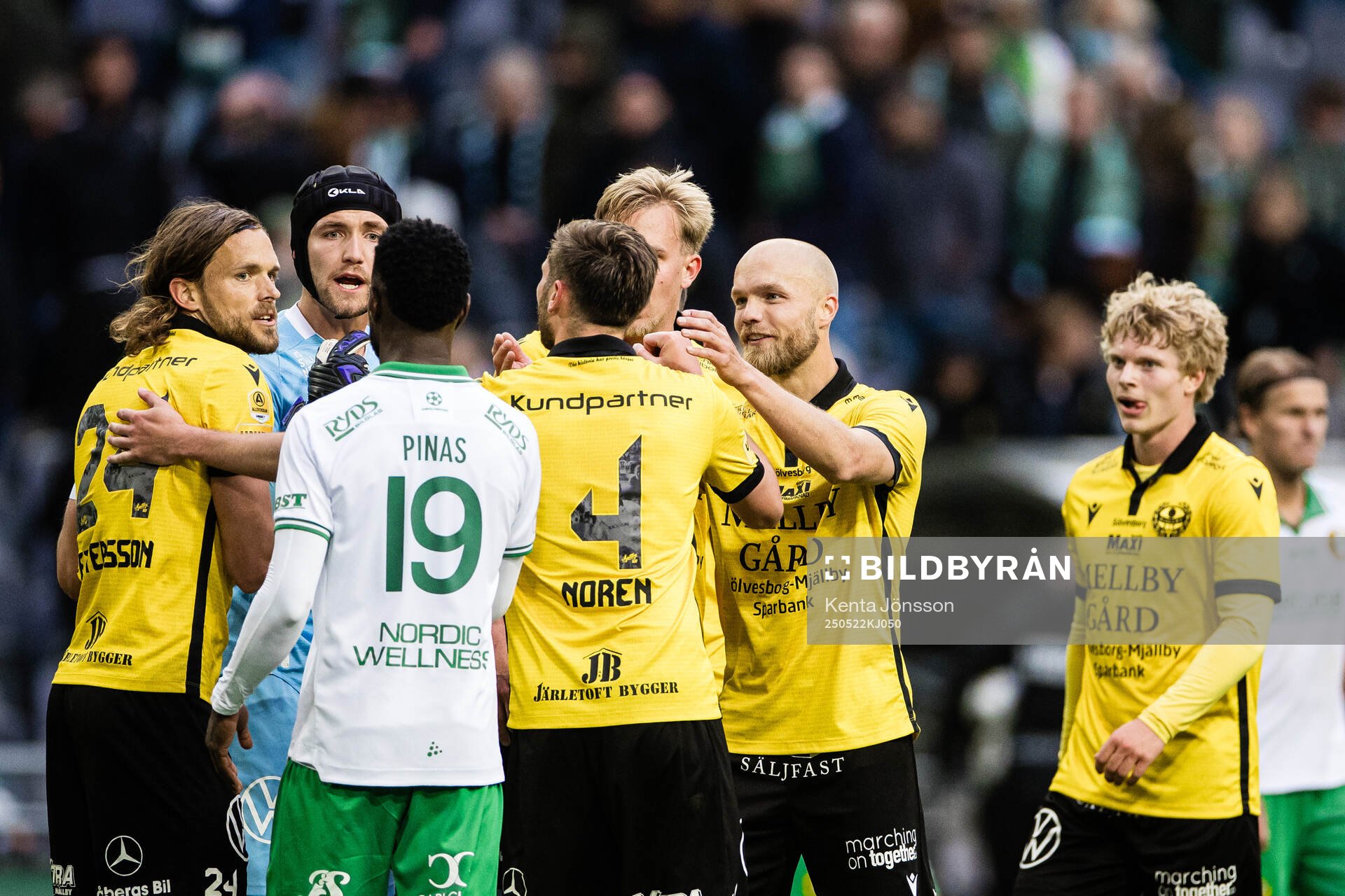 Mjällbys Tom Pettersson, målvakt Noel Törnqvist,, Axel Norén och Viktor Gustafson jublar efter fotbollsmatchen i Allsvenskan mellan Hammarby och Mjällby den 22 maj 2025 i Stockholm.