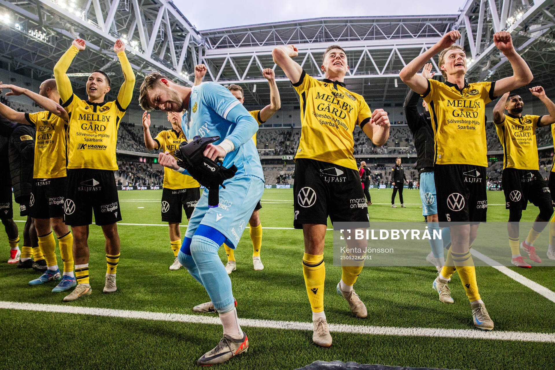 Mjällbys Nicklas Røjkjær, målvakt Noel Törnqvist, Elliot Stroud och Ludwig Malachowski Thorell jublar efter fotbollsmatchen i Allsvenskan mellan Hammarby och Mjällby den 22 maj 2025 i Stockholm.