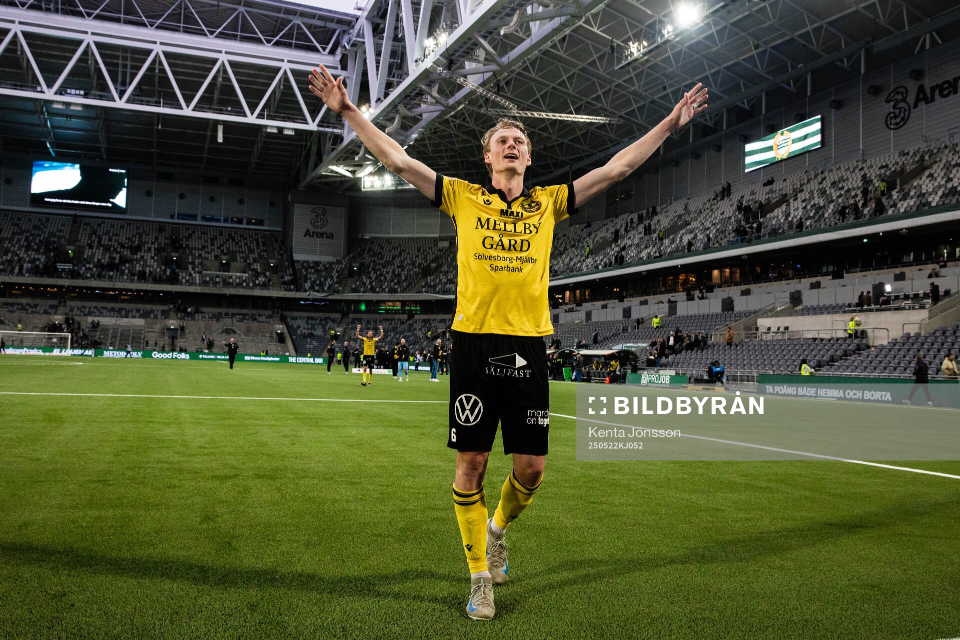 Mjällbys Alexander Johansson jublar efter  fotbollsmatchen i Allsvenskan mellan Hammarby och Mjällby den 22 maj 2025 i Stockholm. 