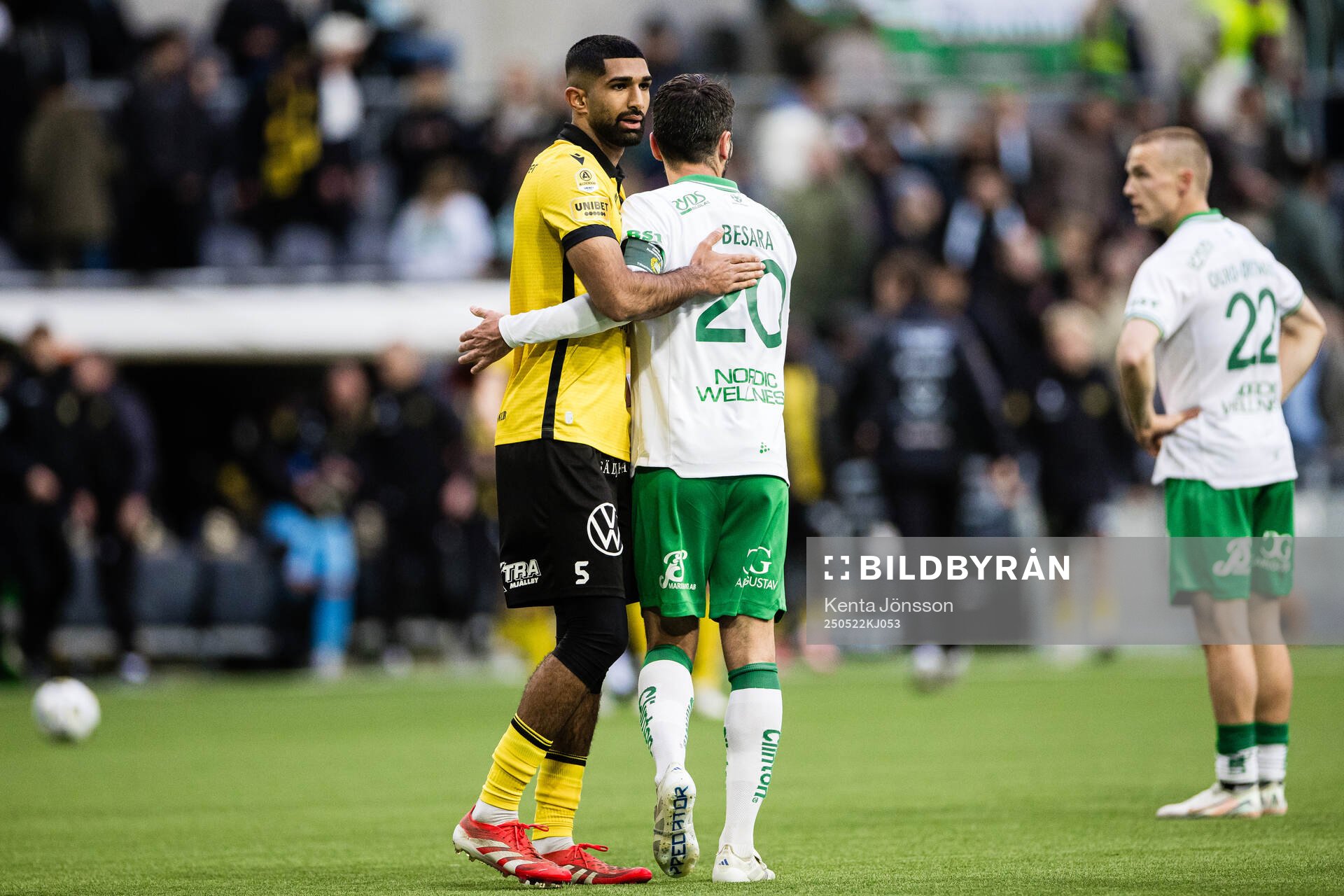 Mjällbys Abdullah Iqbal och Hammarbys Nahir Besara efter fotbollsmatchen i Allsvenskan mellan Hammarby och Mjällby den 22 maj 2025 i Stockholm.