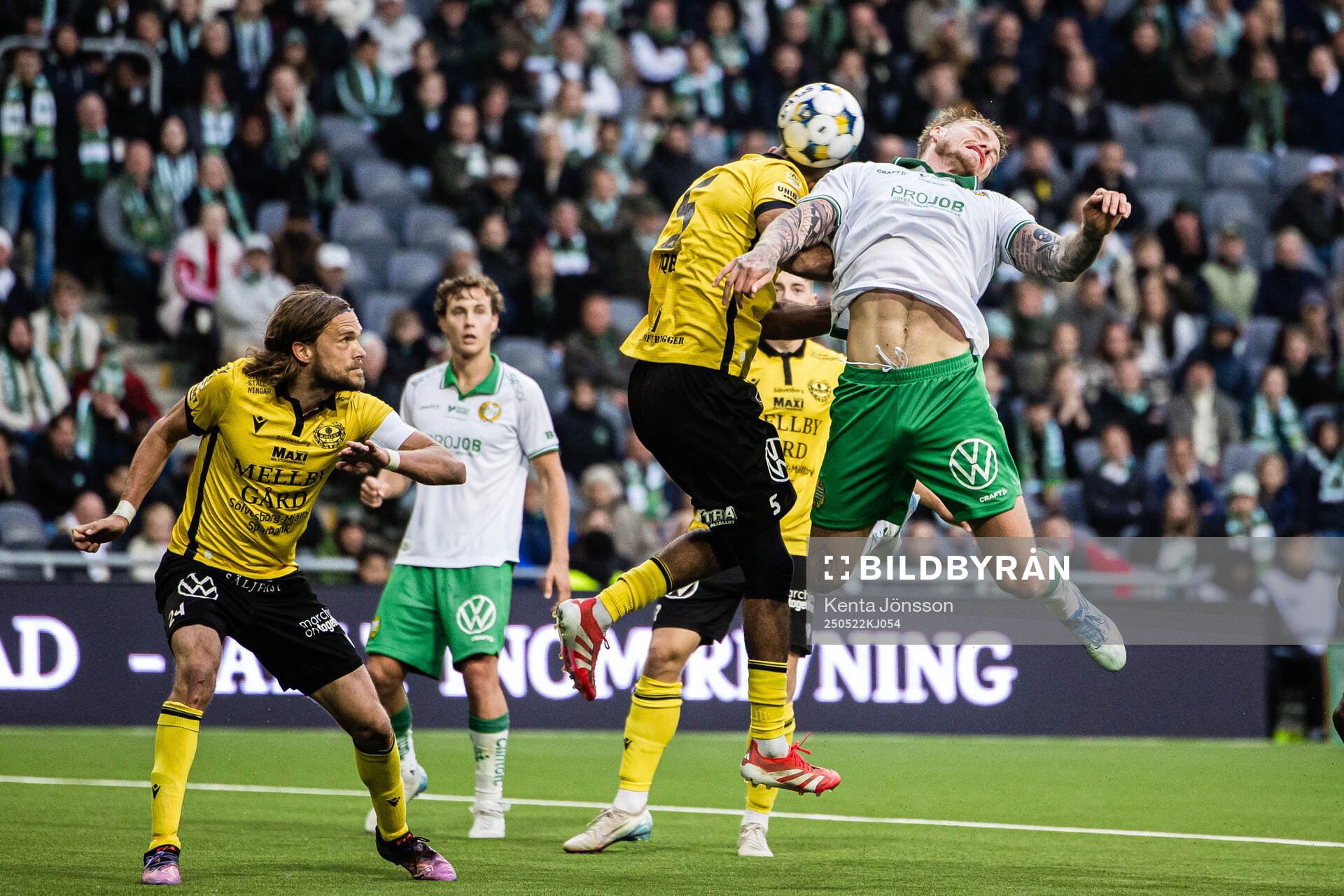 Mjällbys Abdullah Iqbal och Hammarbys Victor Eriksson under fotbollsmatchen i Allsvenskan mellan Hammarby och Mjällby den 22 maj 2025 i Stockholm.