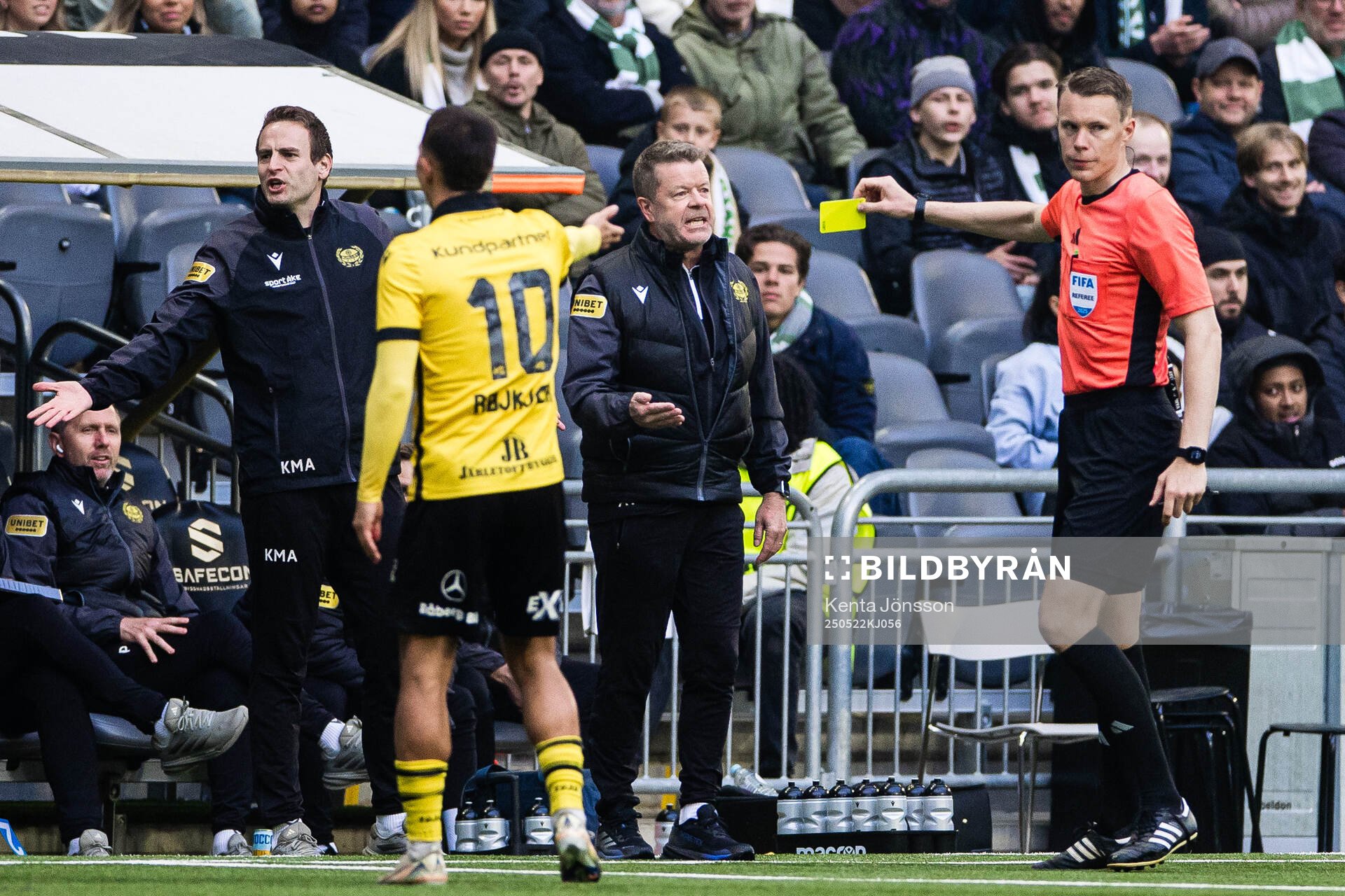 Mjällbys tränare Anders Torstensson tilldelas ett gult kort av domare Oscar Johnson under fotbollsmatchen i Allsvenskan mellan Hammarby och Mjällby den 22 maj 2025 i Stockholm.