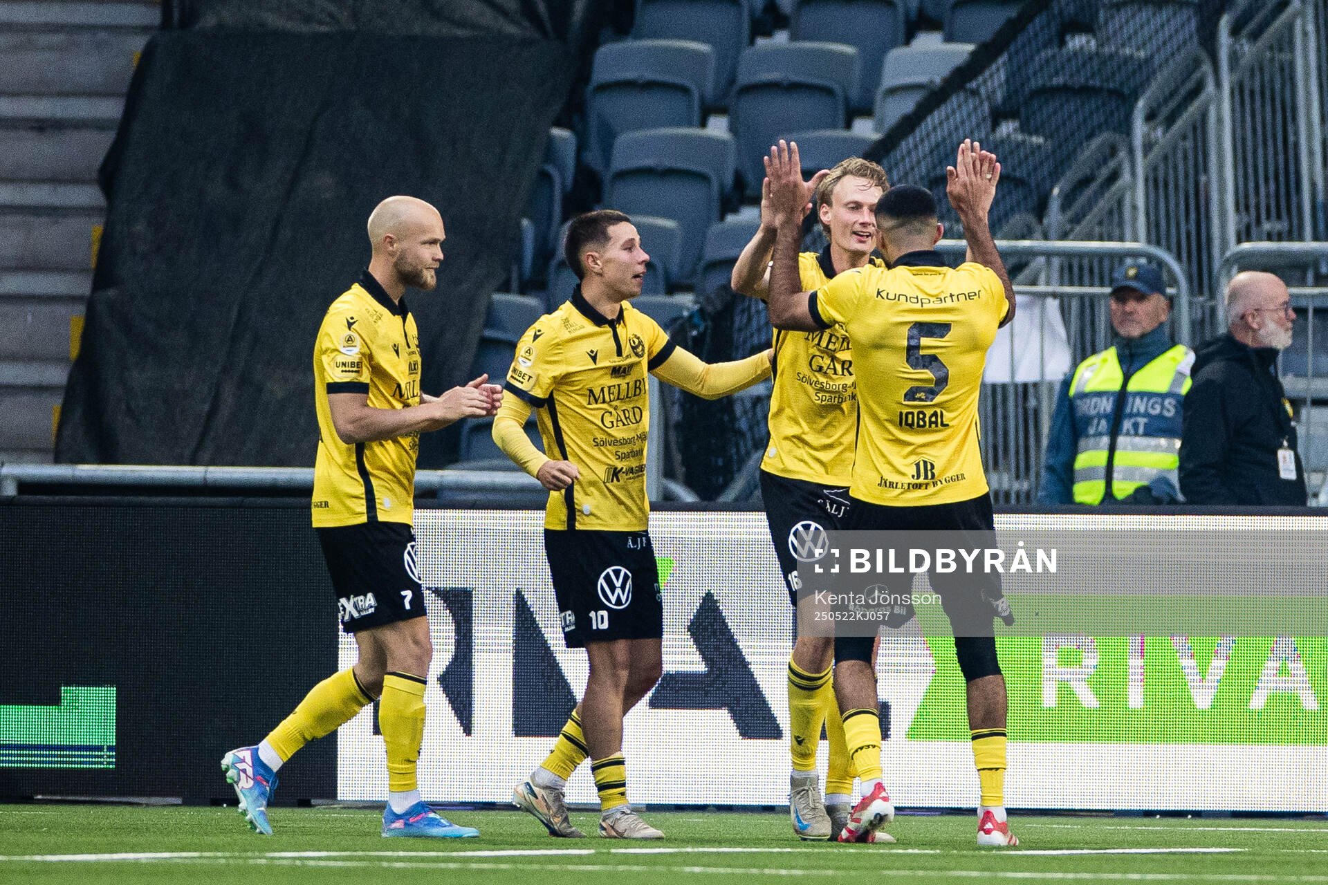 Mjällbys Alexander Johansson jublar efter 1-2 under fotbollsmatchen i Allsvenskan mellan Hammarby och Mjällby den 22 maj 2025 i Stockholm. 