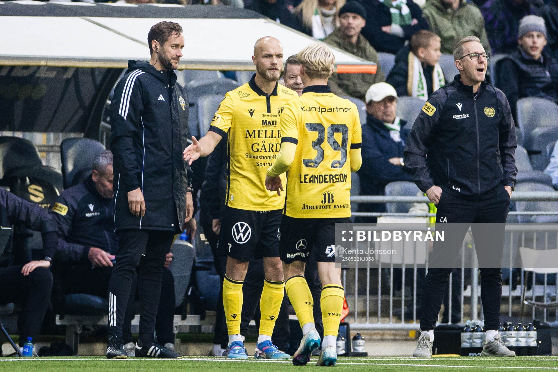 Mjällbys Romeo Leandersson och Viktor Gustafson i ett byte under fotbollsmatchen i Allsvenskan mellan Hammarby och Mjällby den 22 maj 2025 i Stockholm.