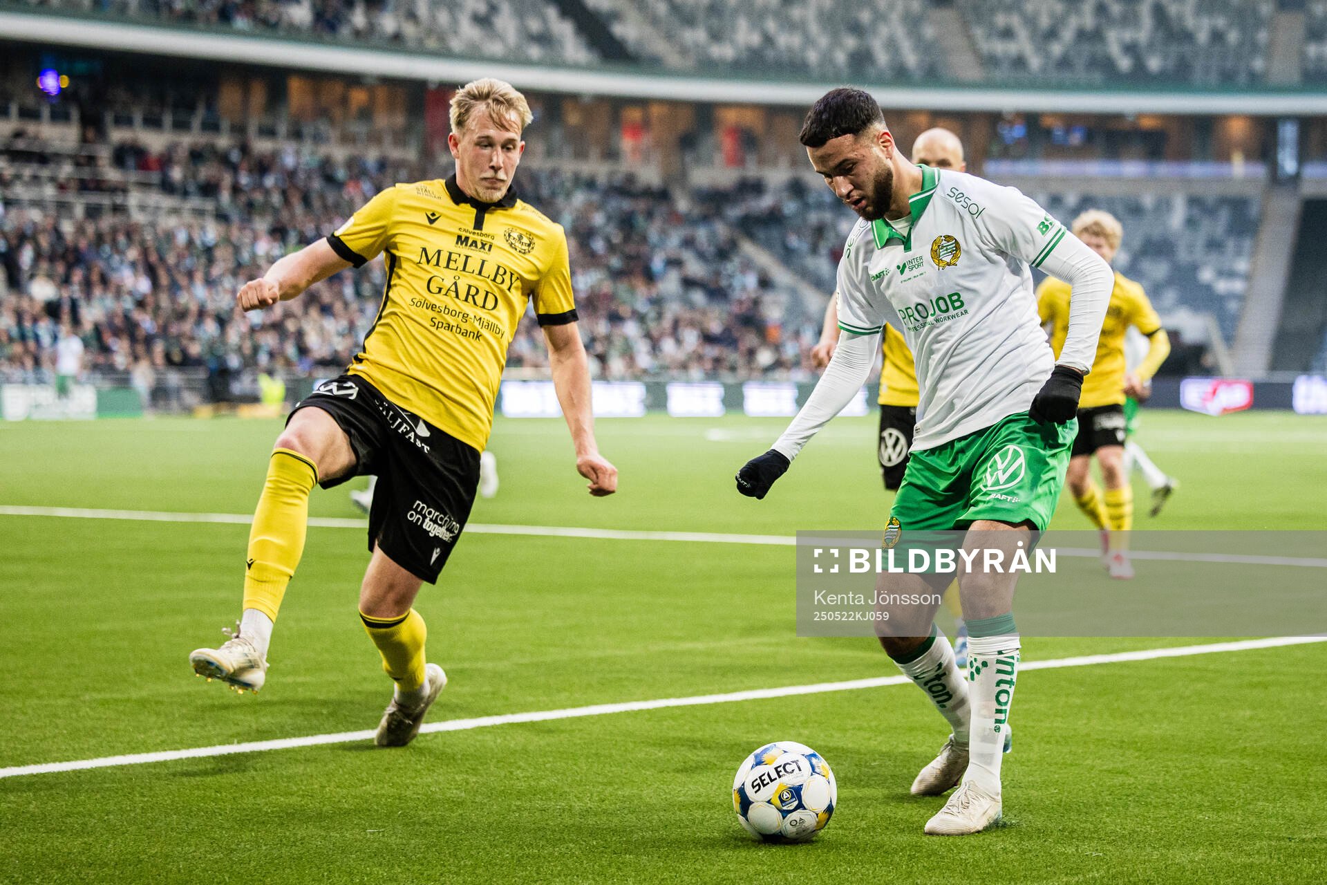 Mjällbys Herman Johansson och Hammarbys Abdelrahman Boudah Saidi under fotbollsmatchen i Allsvenskan mellan Hammarby och Mjällby den 22 maj 2025 i Stockholm.