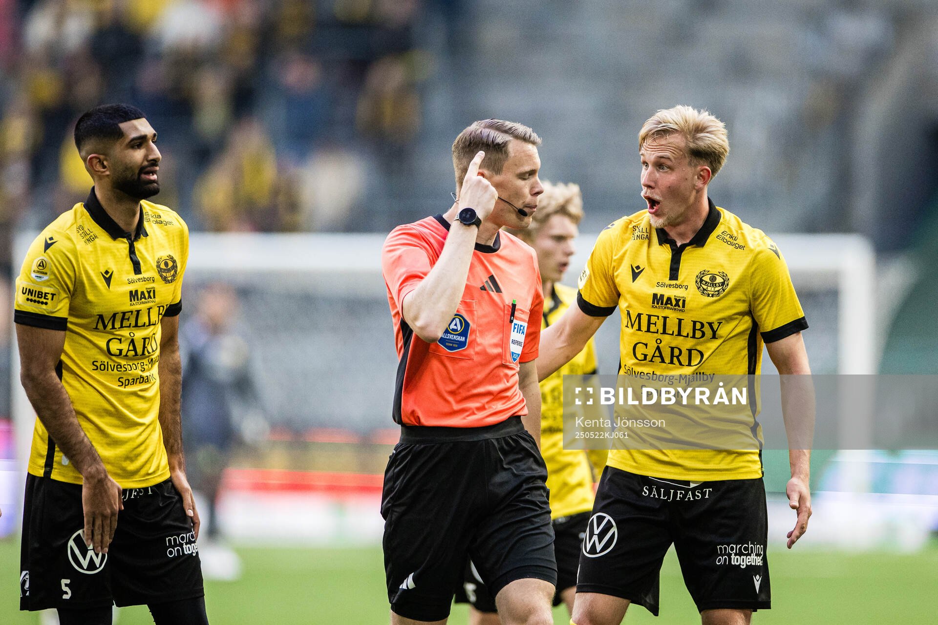 Domare Oscar Johnson och Mjällbys Herman Johansson