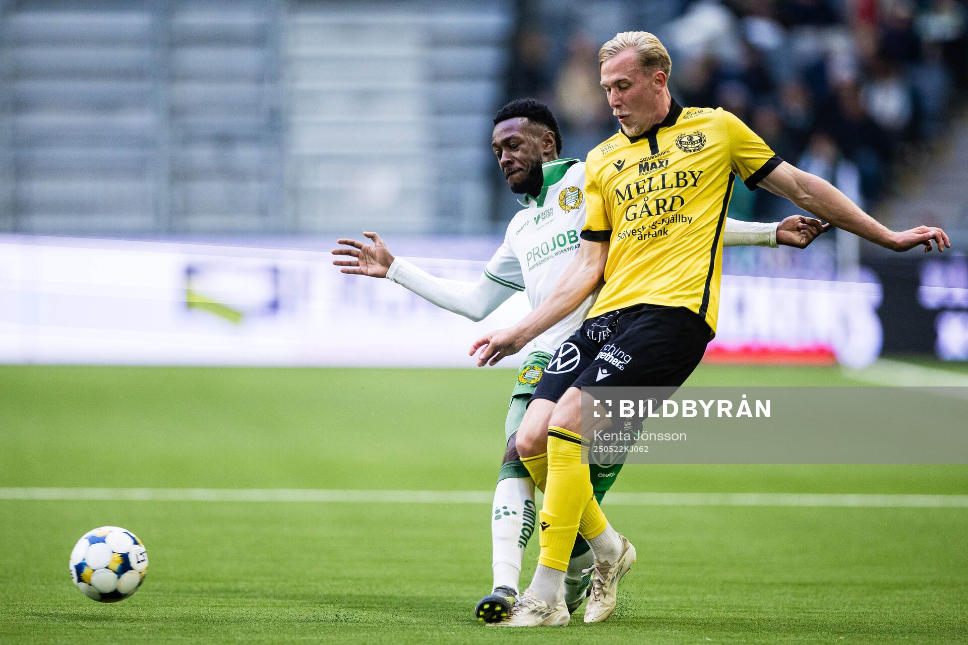 Hammarbys Shaquille Pinas och Mjällbys Herman Johansson