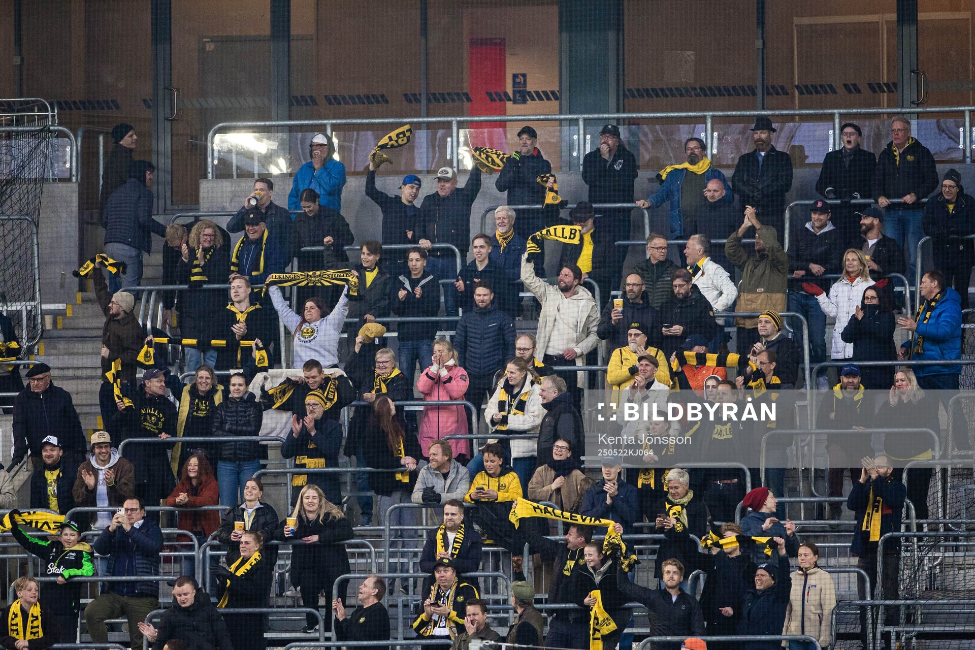 Mjällbys supportrar jublar 1-2