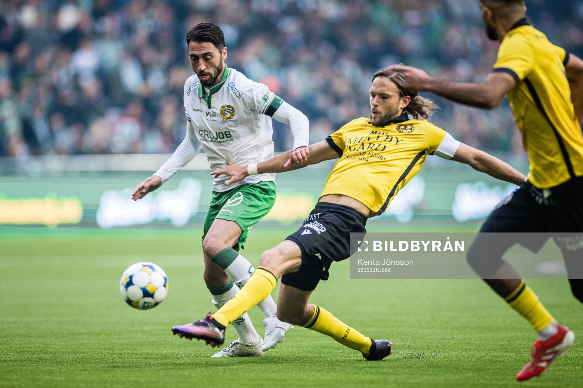Hammarbys Nahir Besara och Mjällbys Tom Pettersson under fotbollsmatchen i Allsvenskan mellan Hammarby och Mjällby den 22 maj 2025 i Stockholm.