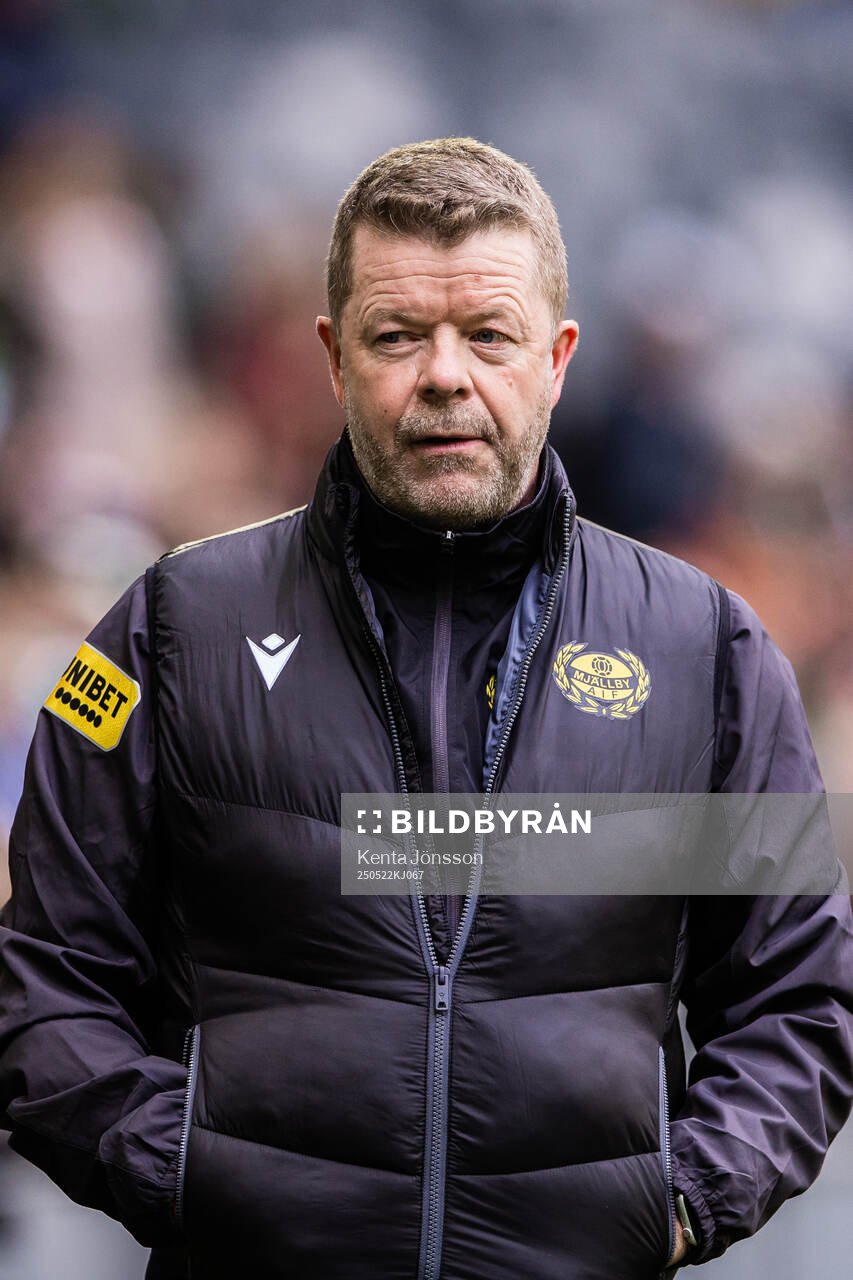 Mjällbys tränare Anders Torstensson under fotbollsmatchen i Allsvenskan mellan Hammarby och Mjällby den 22 maj 2025 i Stockholm. 