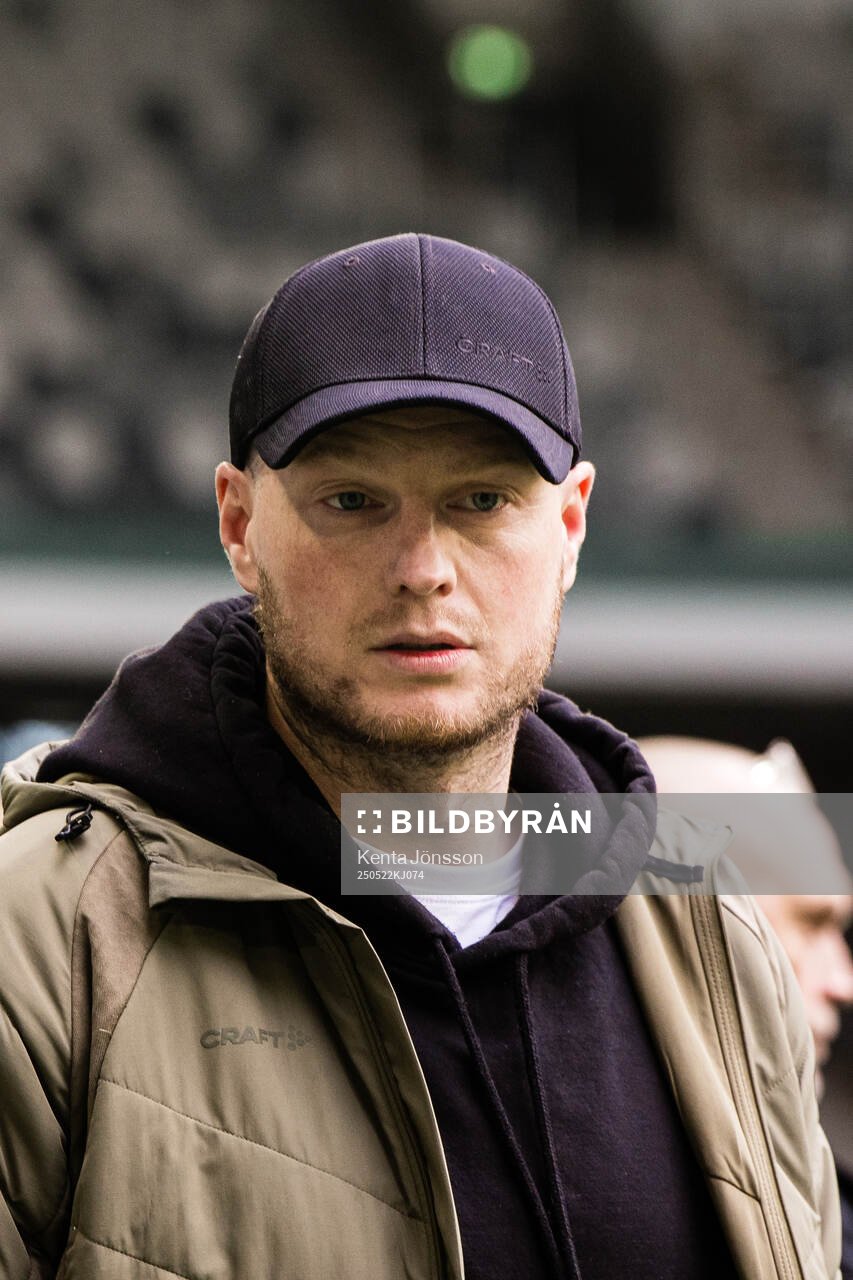 Hammarbys tränare Kim Hellberg under fotbollsmatchen i Allsvenskan mellan Hammarby och Mjällby den 22 maj 2025 i Stockholm. 