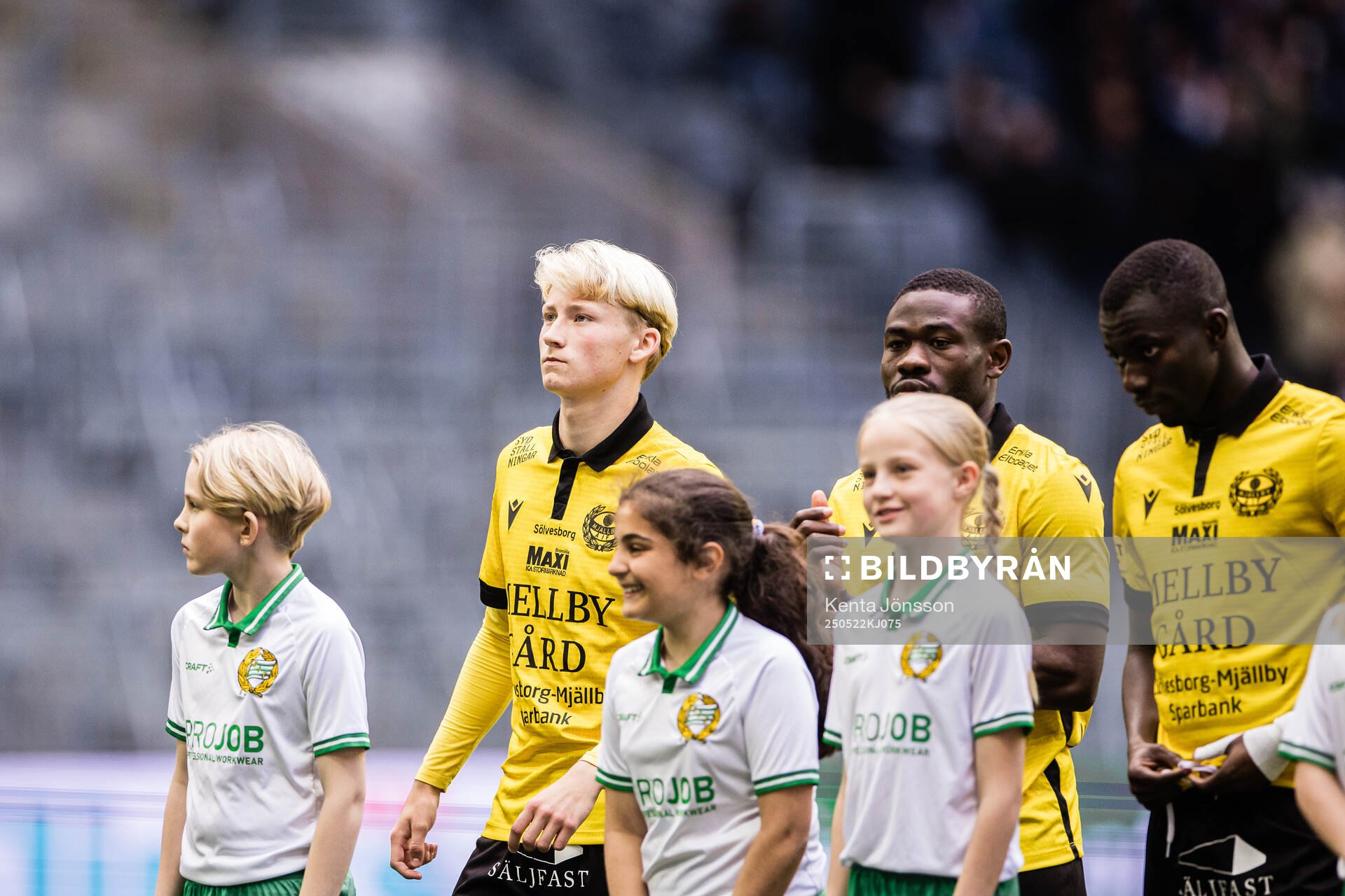 Mjällbys Romeo Leandersson under lineup inför fotbollsmatchen i Allsvenskan mellan Hammarby och Mjällby den 22 maj 2025 i Stockholm. 