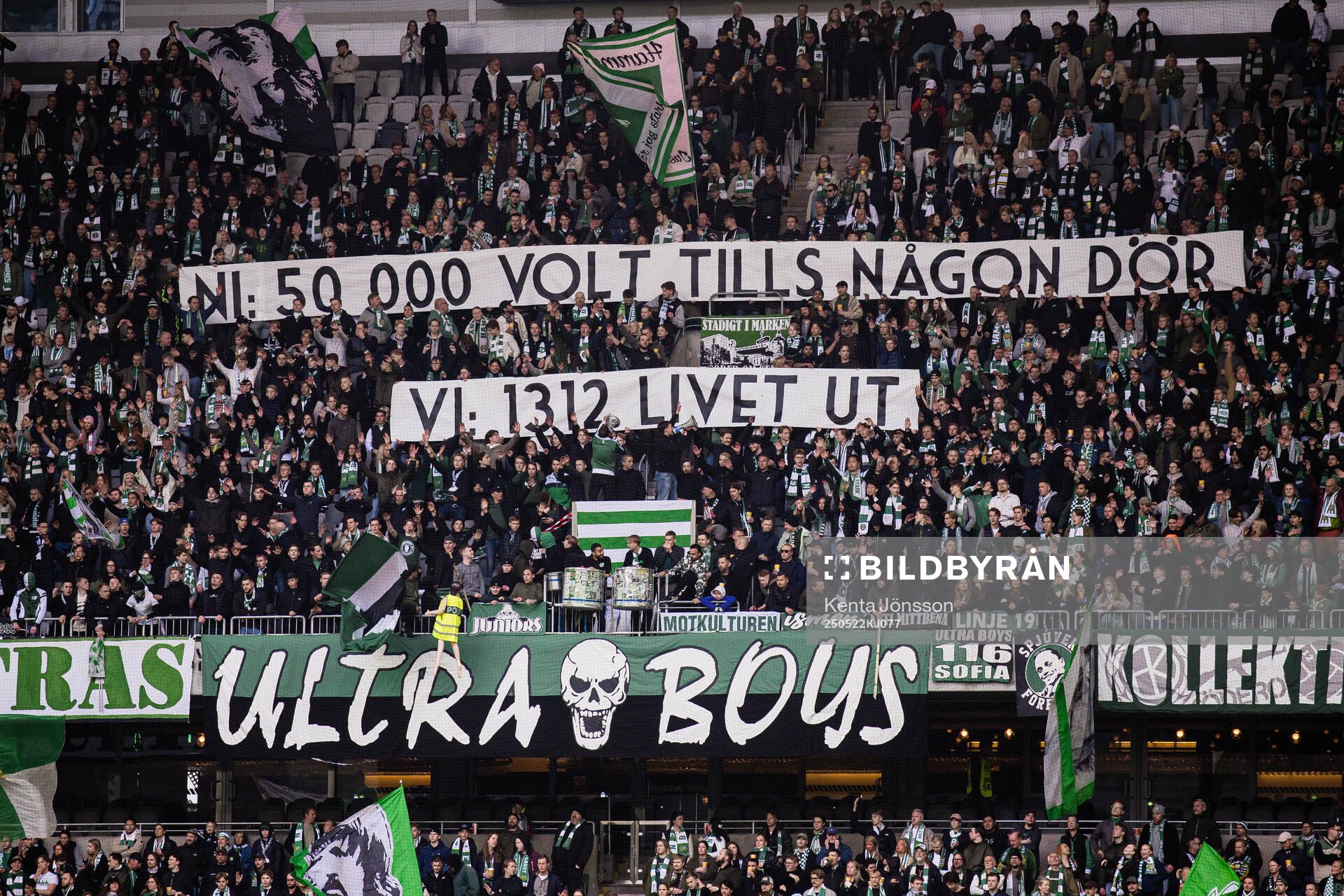 Hammarbys supportrar med banderoller