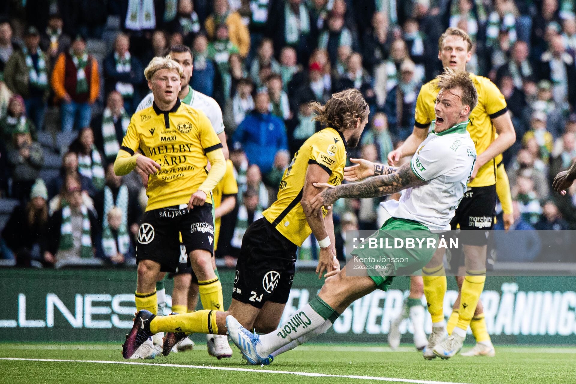 Mjällbys Tom Pettersson och Hammarbys Victor Eriksson under fotbollsmatchen i Allsvenskan mellan Hammarby och Mjällby den 22 maj 2025 i Stockholm.