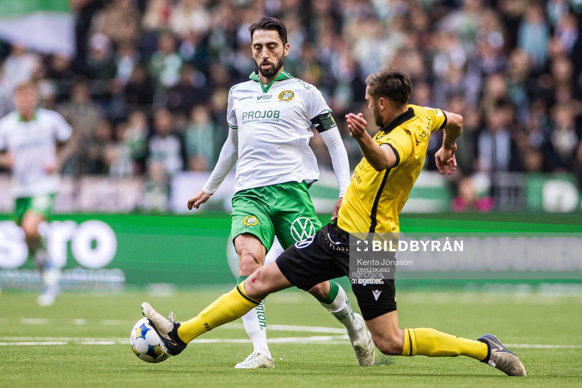 ammarbys Nahir Besara och Mjällbys Axel Norén under fotbollsmatchen i Allsvenskan mellan Hammarby och Mjällby den 22 maj 2025 i Stockholm. 