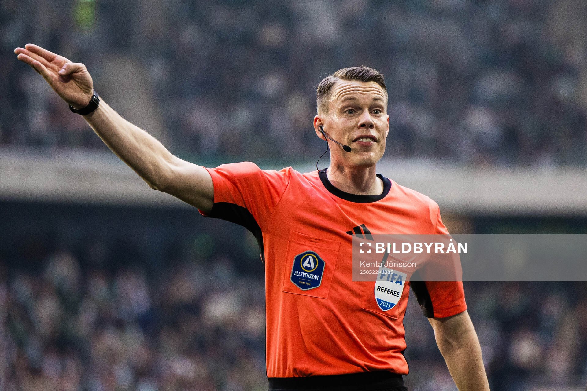 domare Oscar Johnson under fotbollsmatchen i Allsvenskan mellan Hammarby och Mjällby den 22 maj 2025 i Stockholm. 
