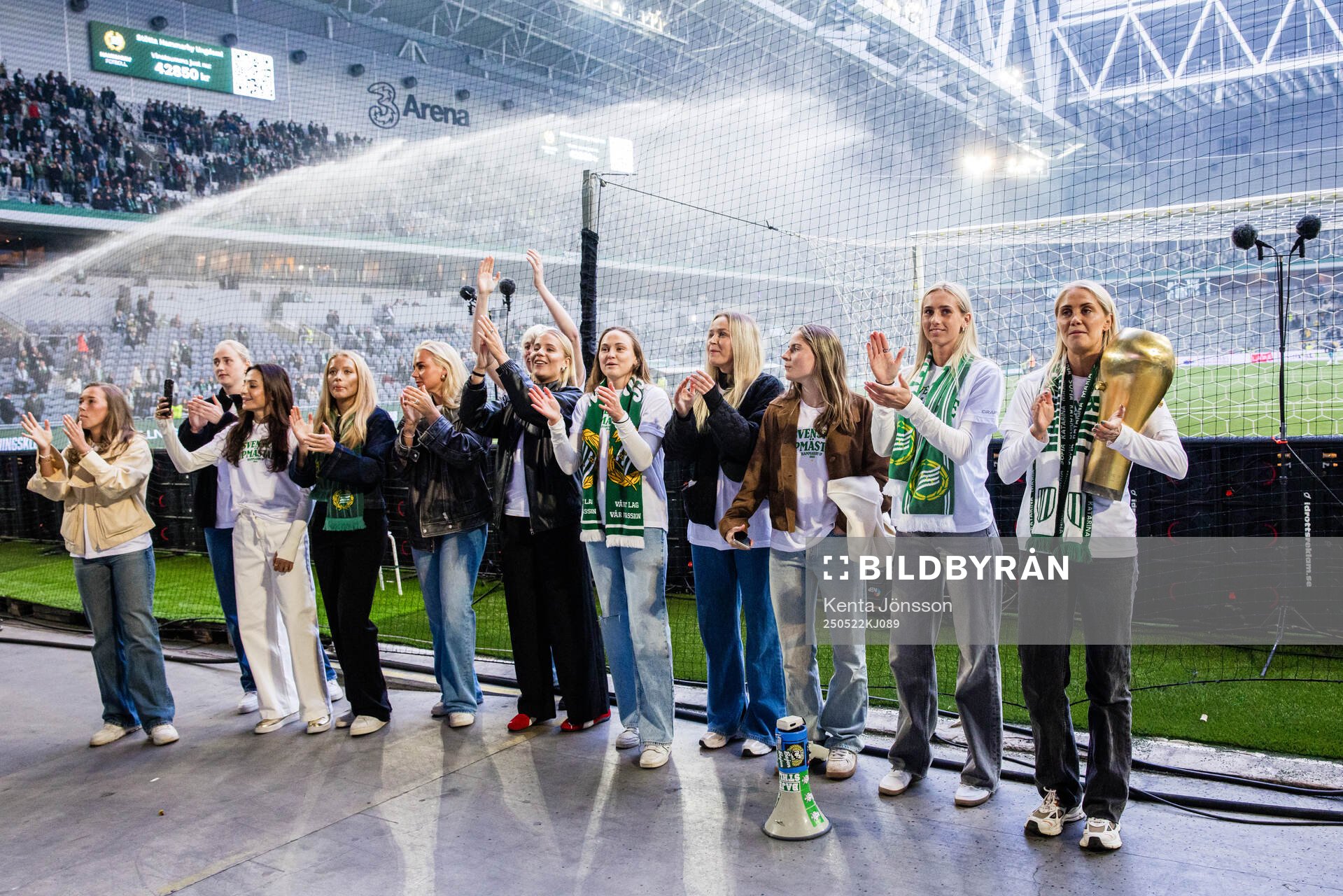 Hammarbys damlag, nyblivna svenska cupmästare, hyllas under fotbollsmatchen i Allsvenskan mellan Hammarby och Mjällby den 22 maj 2025 i Stockholm.