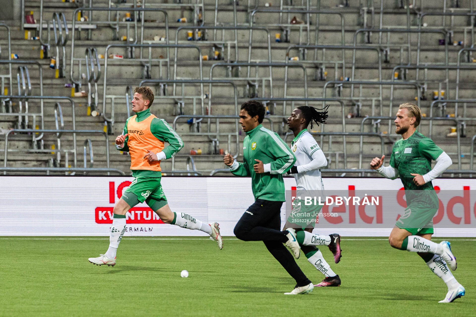 Hammarbys Frederik Winther (v) joggar efter fotbollsmatchen i Allsvenskan mellan Hammarby och Mjällby den 22 maj 2025 i Stockholm. 