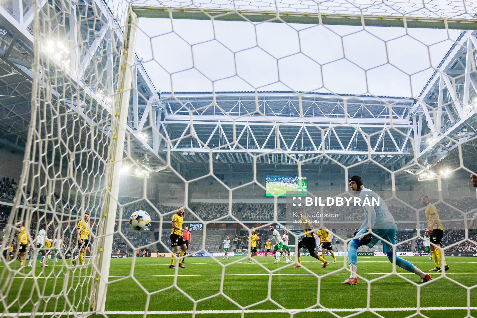 Hammarbys Nahir Besara med en skott i stolpen bakom