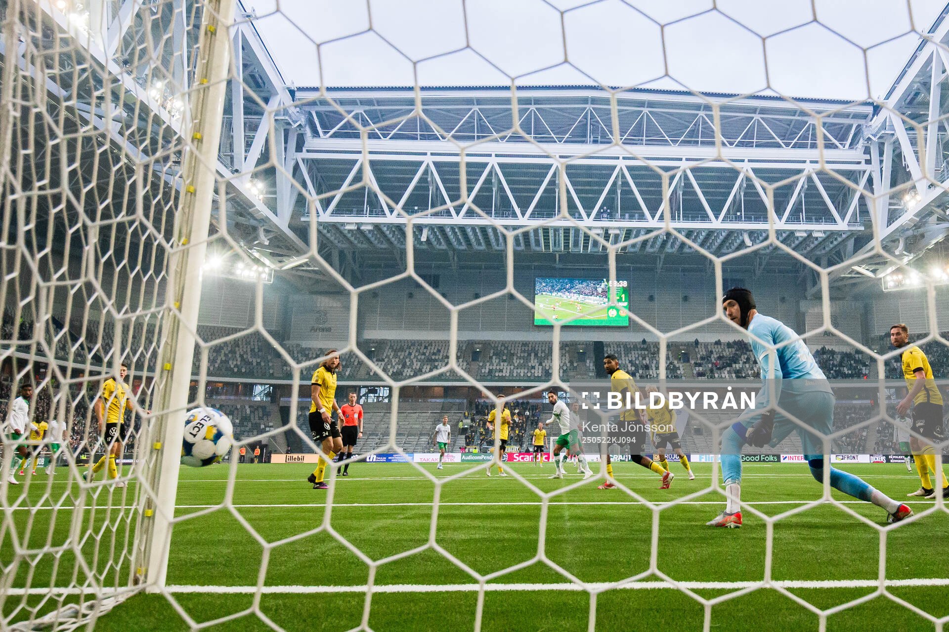Hammarbys Nahir Besara med en skott i stolpen bakom Mjällbys målvakt Noel Törnqvist under fotbollsmatchen i Allsvenskan mellan Hammarby och Mjällby den 22 maj 2025 i Stockholm.