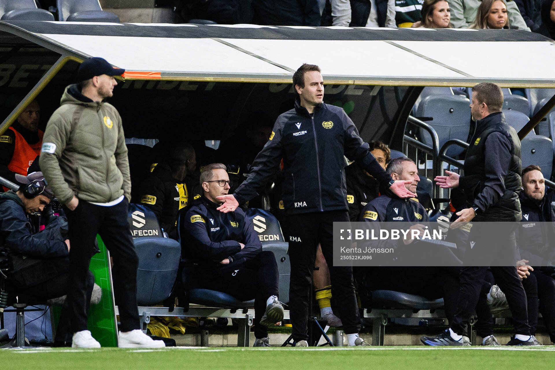 Hammarbys tränare Kim Hellberg och Mjällbys assisterande tränare Karl Marius Aksum fotbollsmatchen i Allsvenskan mellan Hammarby och Mjällby den 22 maj 2025 i Stockholm.